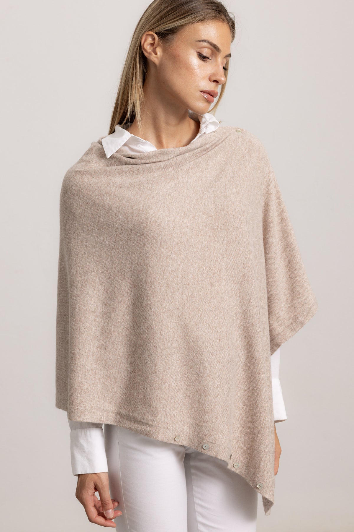 LAVINIA - Poncho con bottoni, indossato avvolto (Beige Medio)