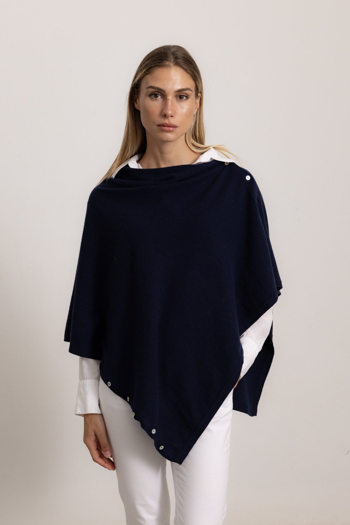 LAVINIA - Poncho con bottoni, indossato avvolto (Blu Navy)