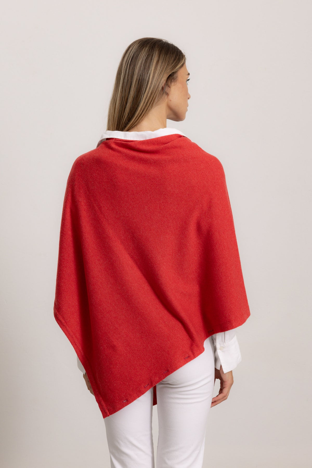 LAVINIA - Poncho con bottoni, indossato avvolto (Corallo)