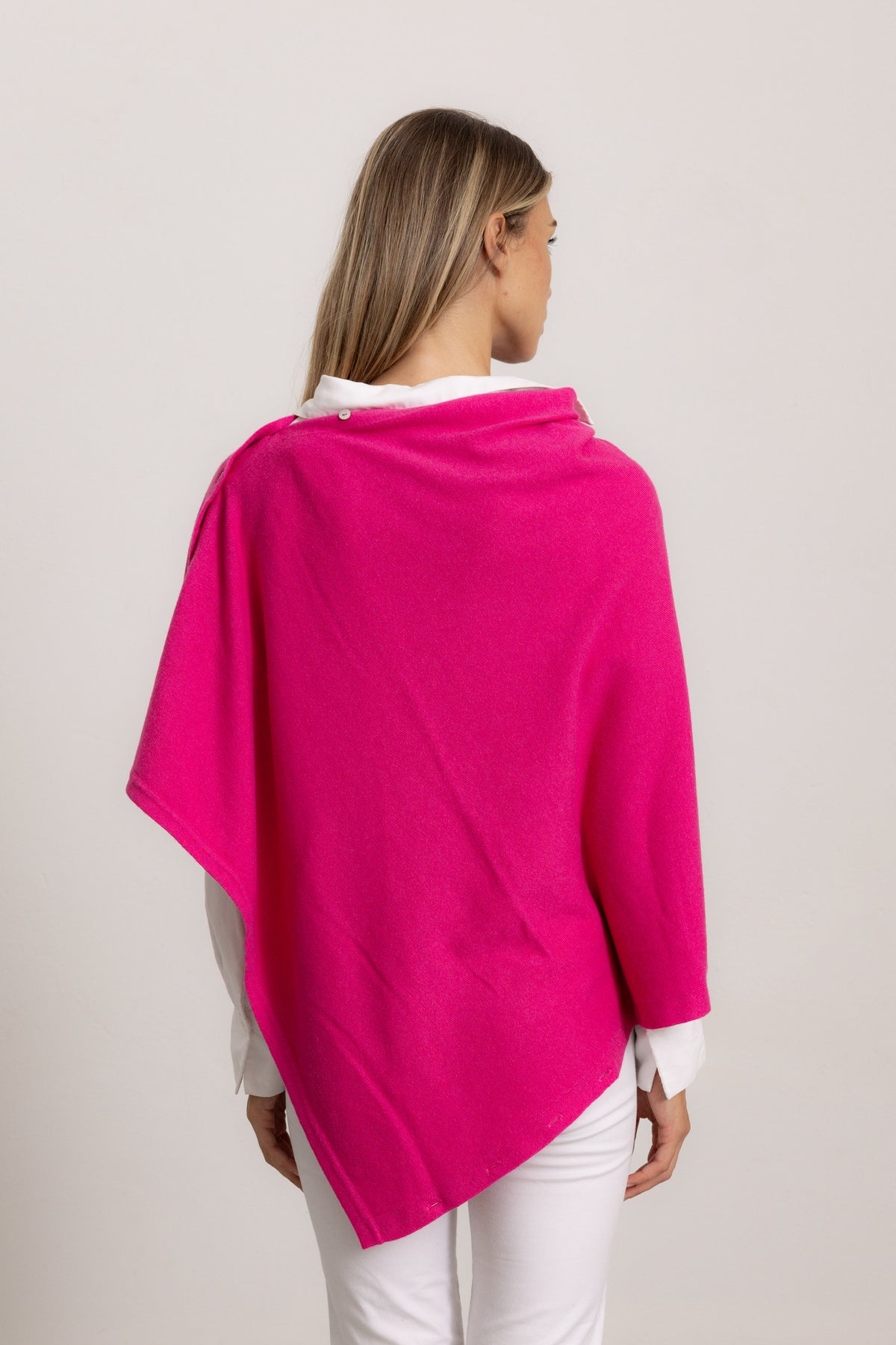 LAVINIA - Poncho con bottoni, indossato avvolto (Fucsia)