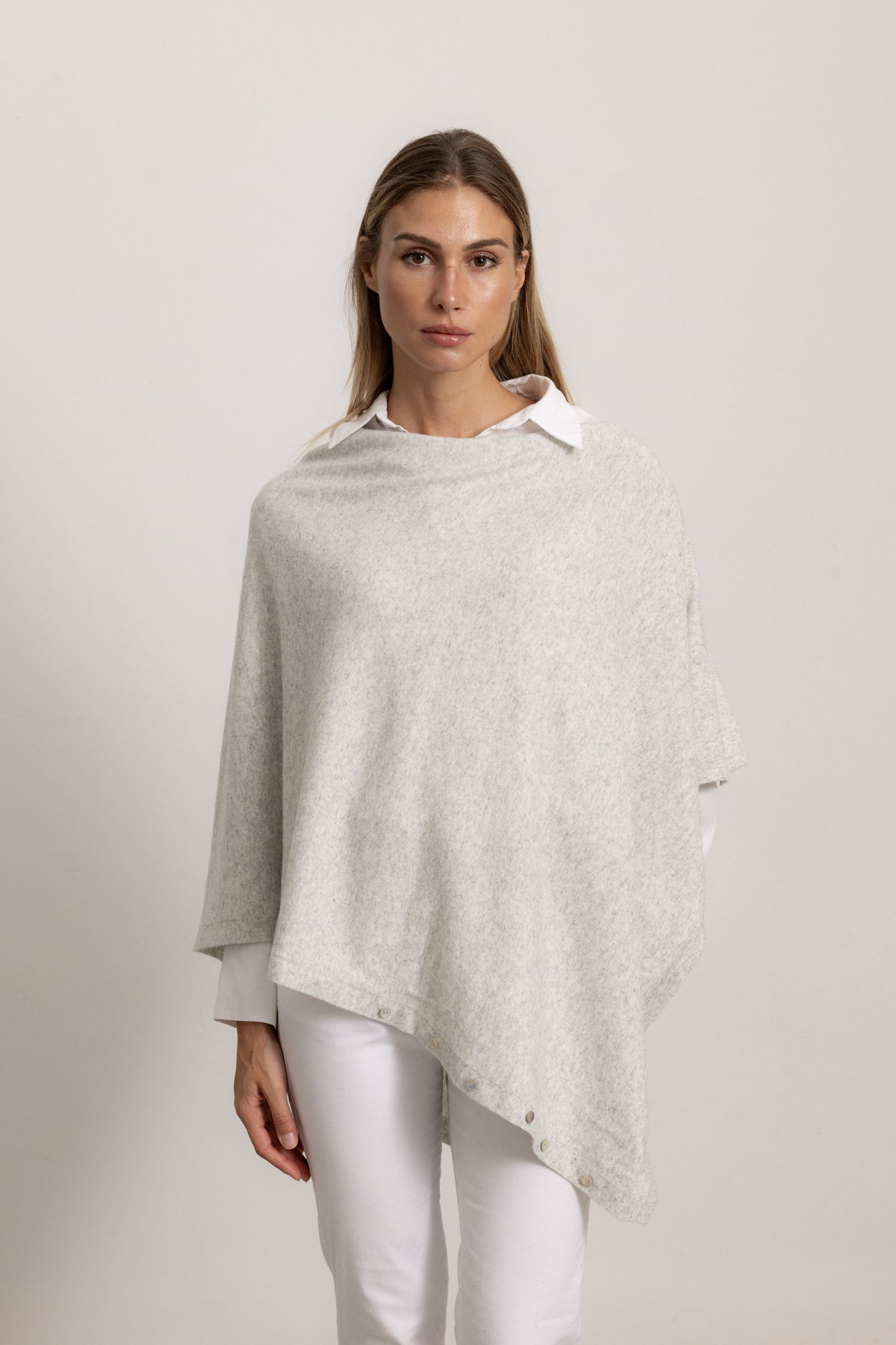 LAVINIA - Poncho con bottoni, indossato avvolto (Grigio)