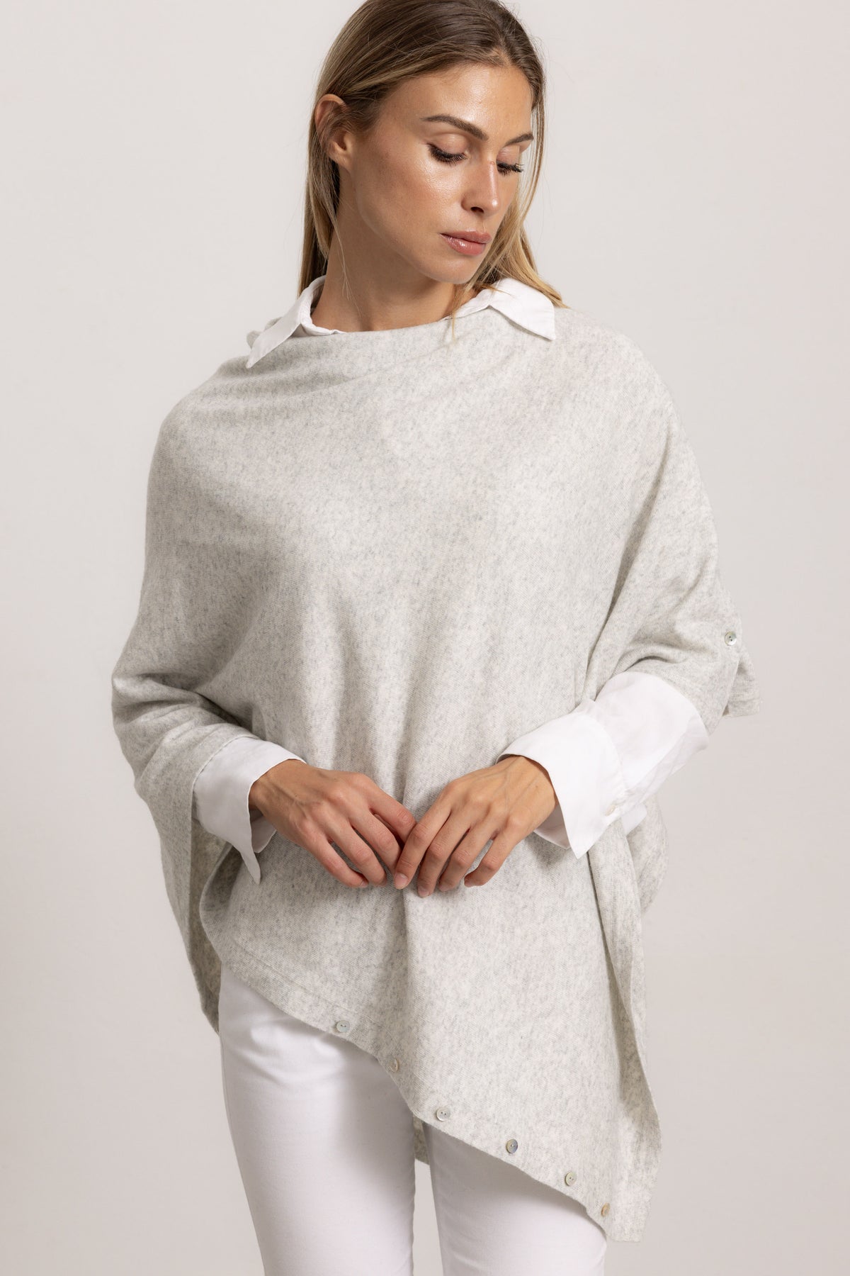 LAVINIA - Poncho con bottoni, indossato avvolto (Grigio)