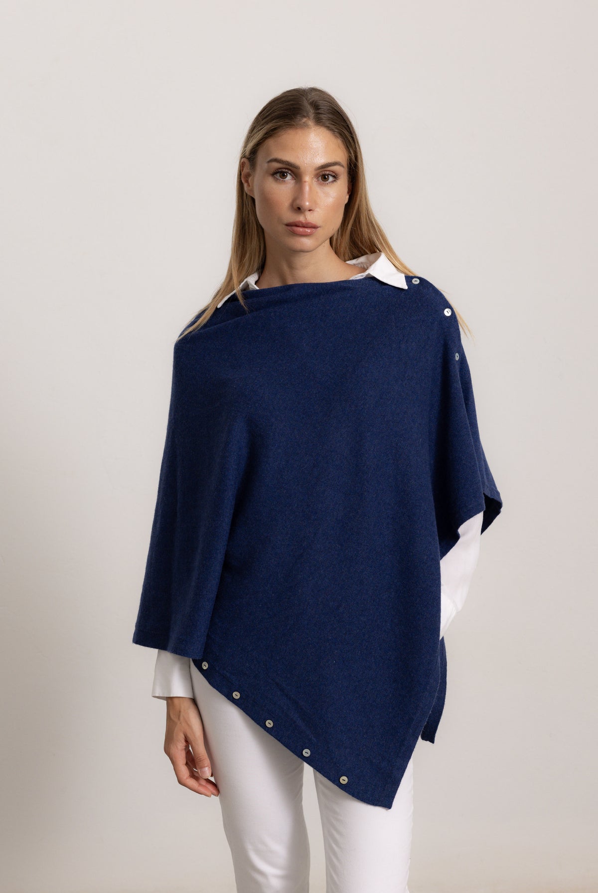 LAVINIA - Poncho con bottoni, indossato avvolto (Marine)