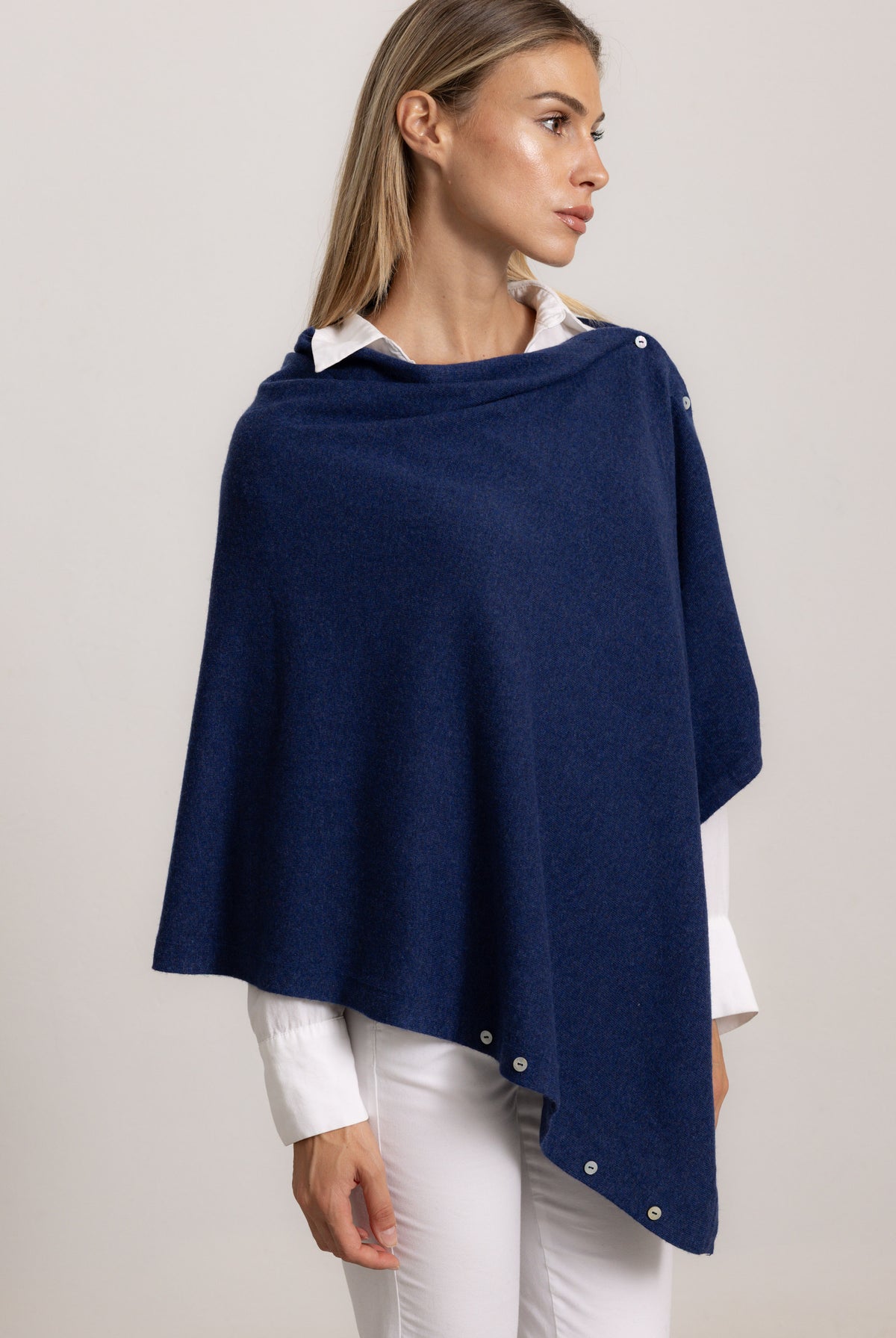 LAVINIA - Poncho con bottoni, indossato avvolto (Marine)