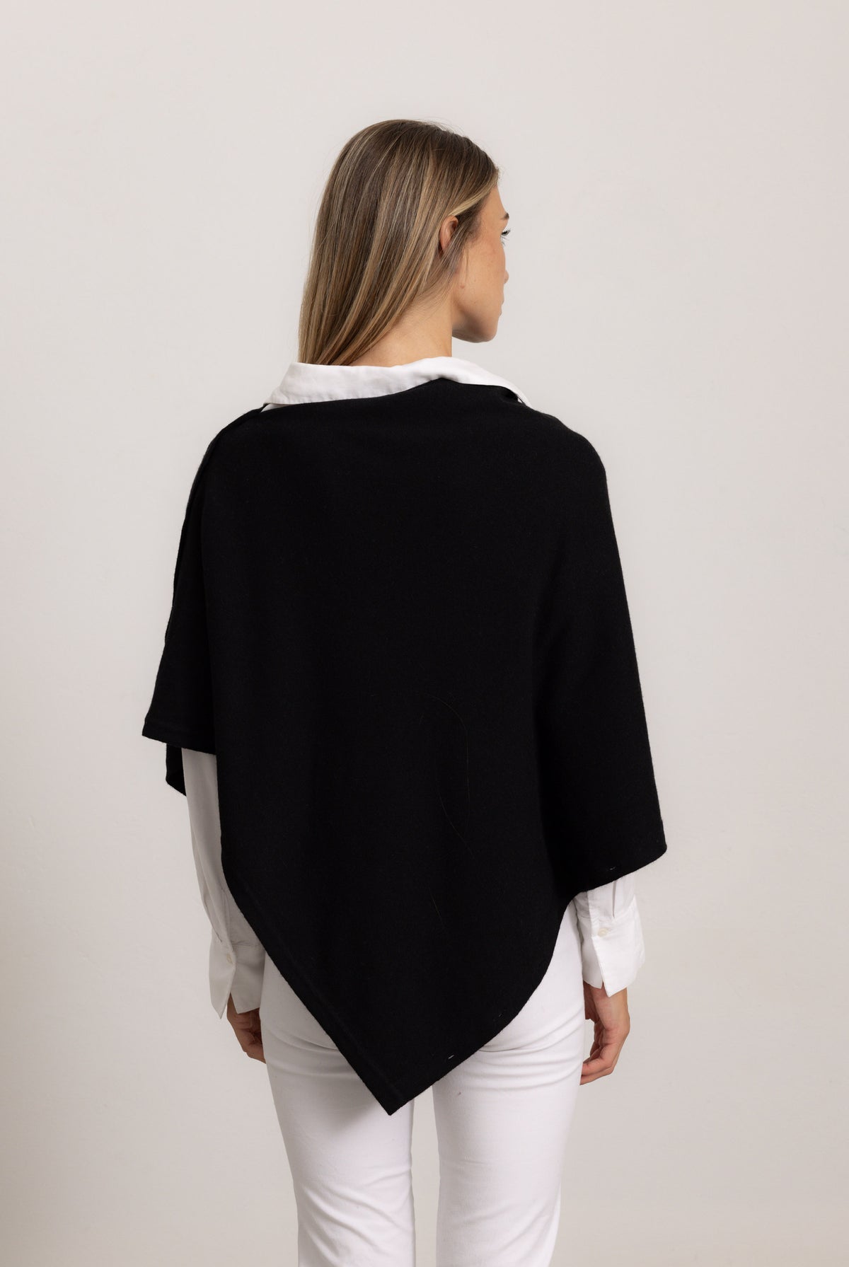 LAVINIA - Poncho con bottoni, indossato avvolto (Nero)