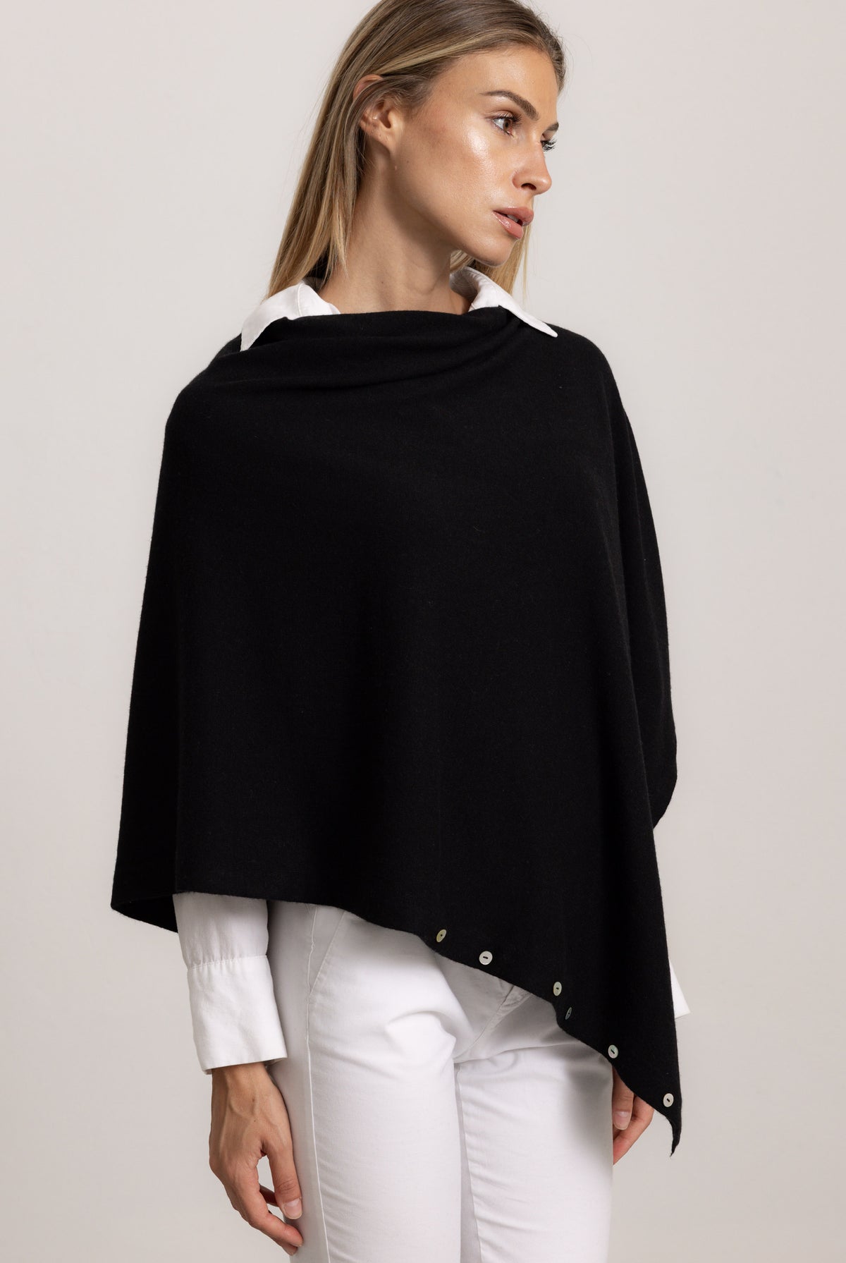 LAVINIA - Poncho con bottoni, indossato avvolto (Nero)