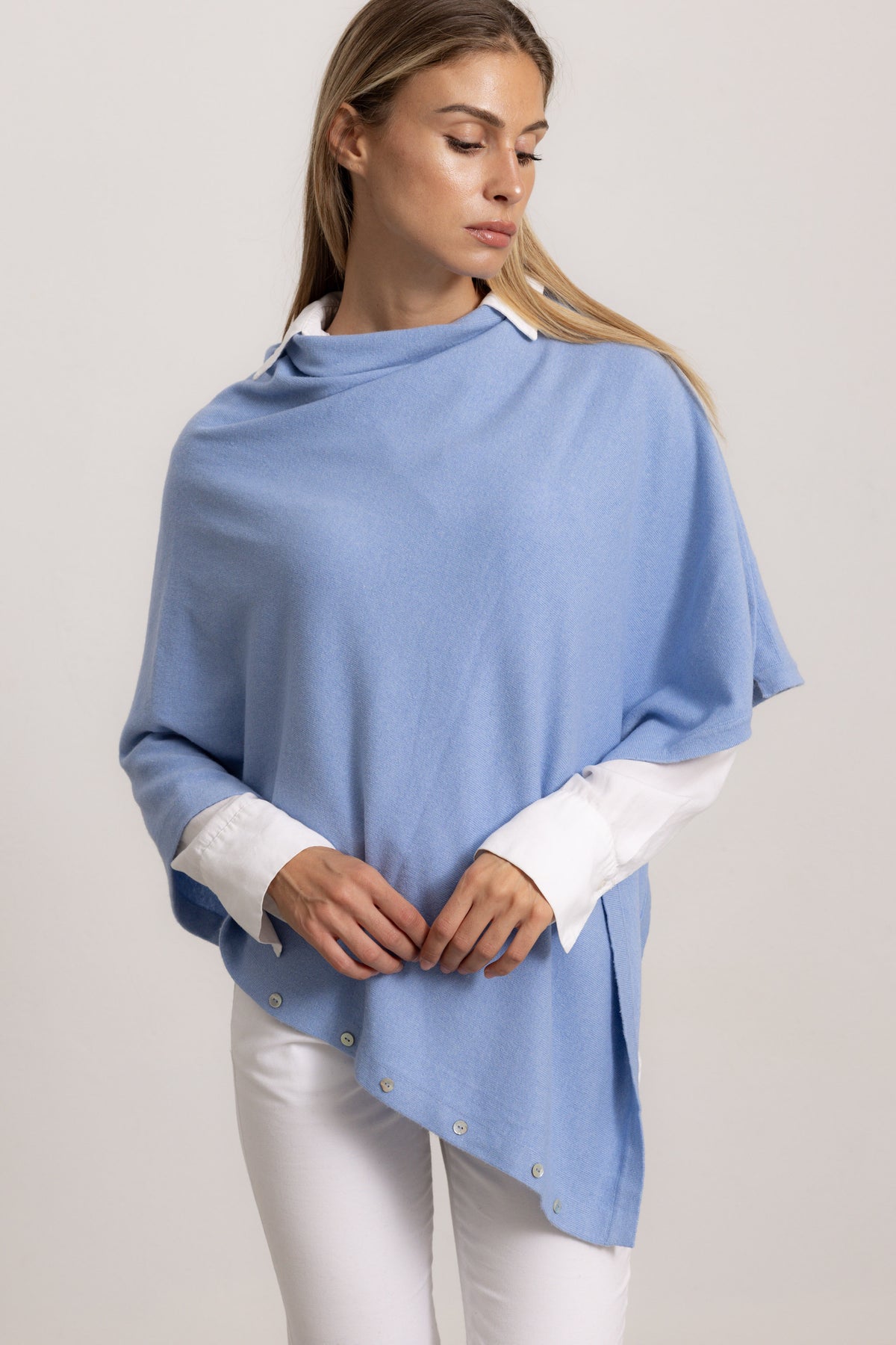 LAVINIA - Poncho con bottoni, indossato avvolto (Polvere)