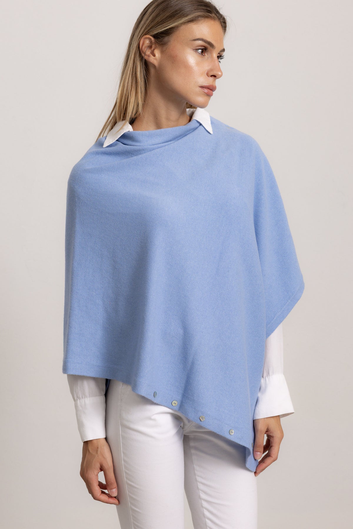 LAVINIA - Poncho con bottoni, indossato avvolto (Polvere)