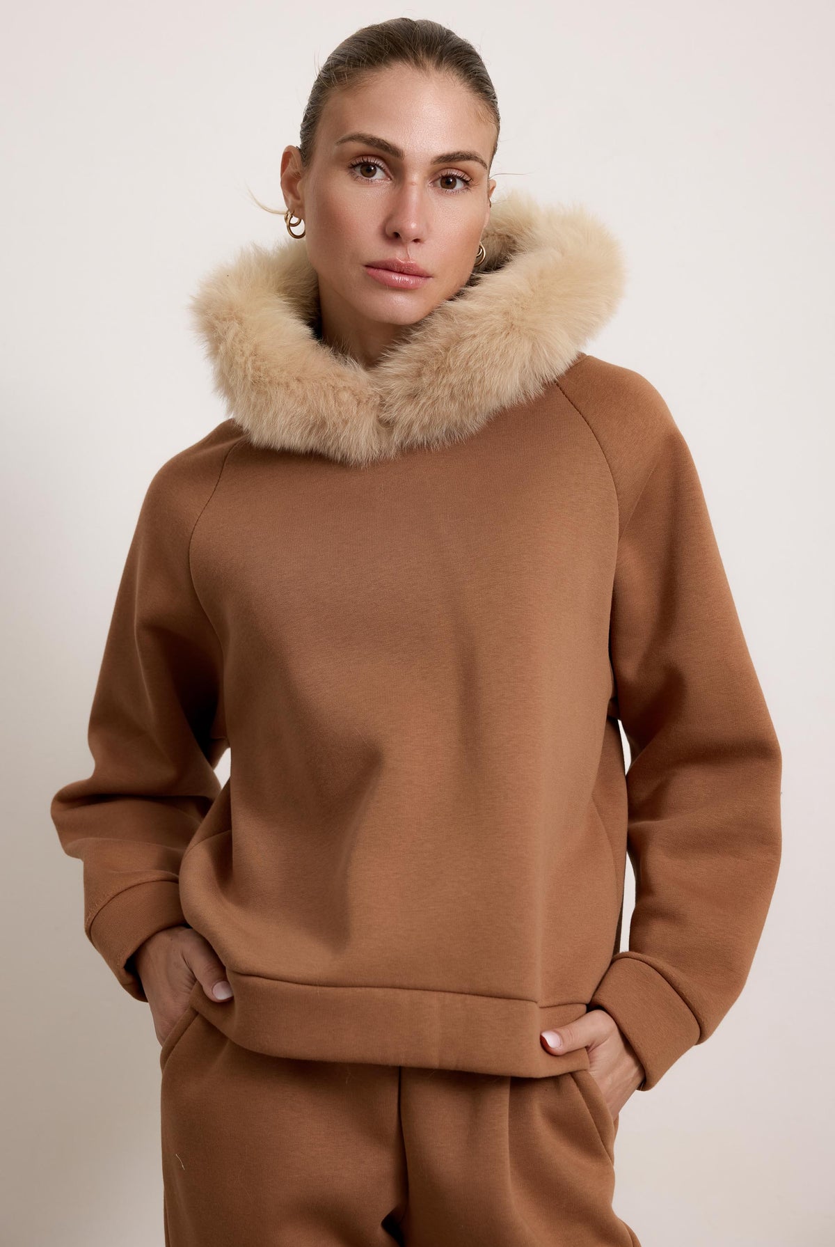 PORTO VENERE - Tuta con bordatura su cappuccio in volpe (Beige)