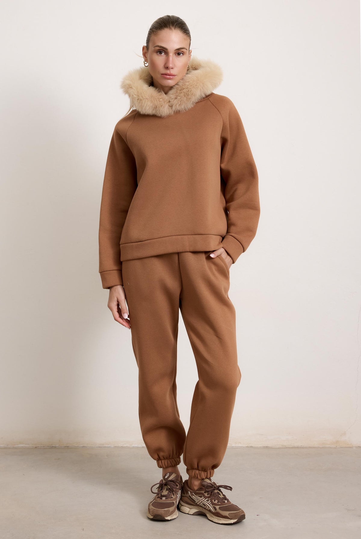 PORTO VENERE - Tuta con bordatura su cappuccio in volpe (Beige)