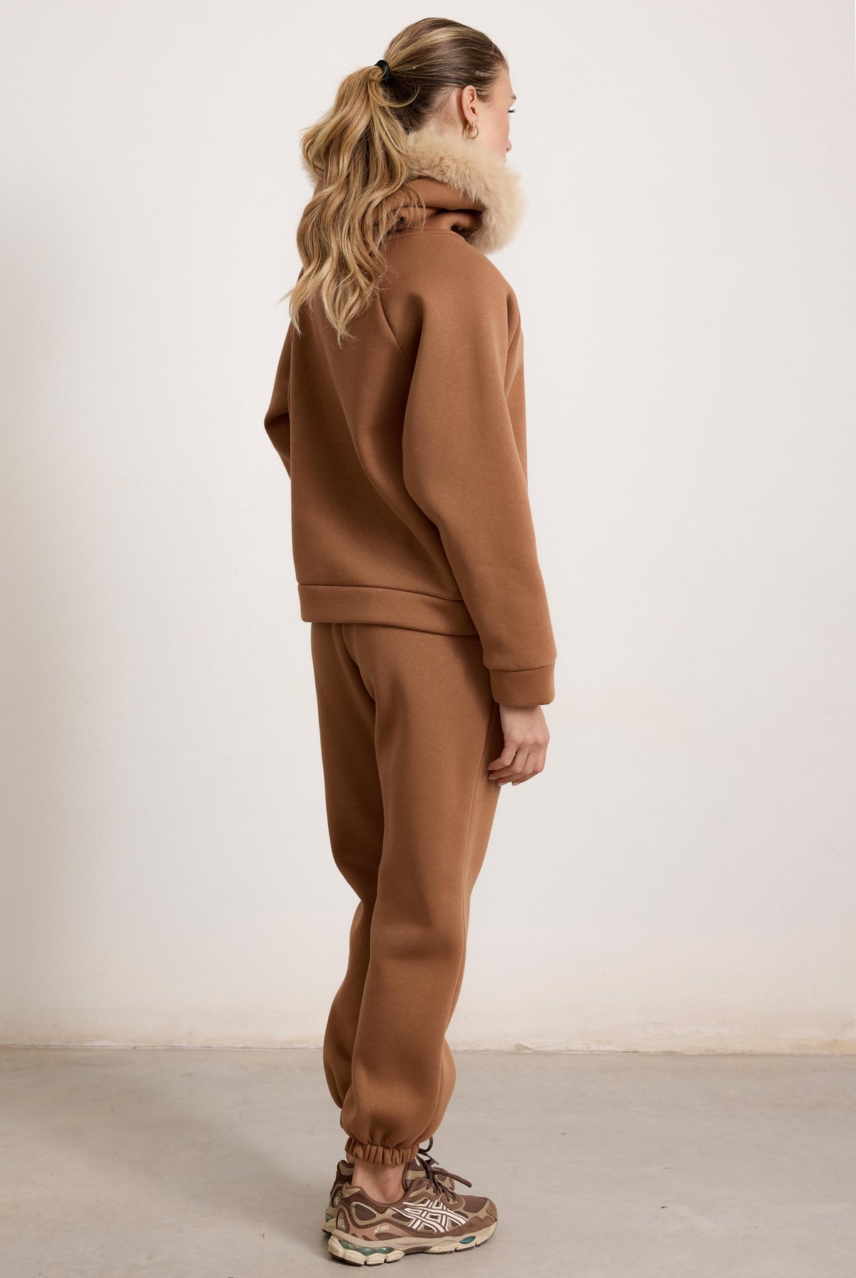 PORTO VENERE - Tuta con bordatura su cappuccio in volpe (Beige)