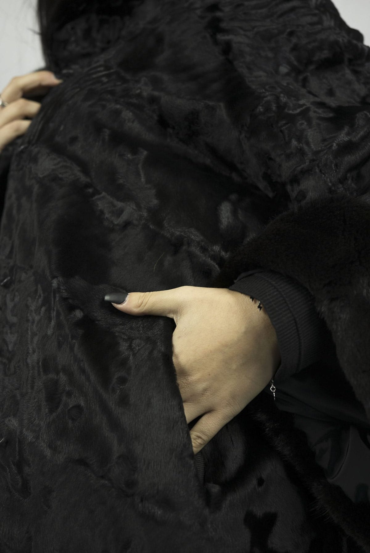 Cappotto di Swakara con Cappuccio foderato in Visone - Elisabettapanerai