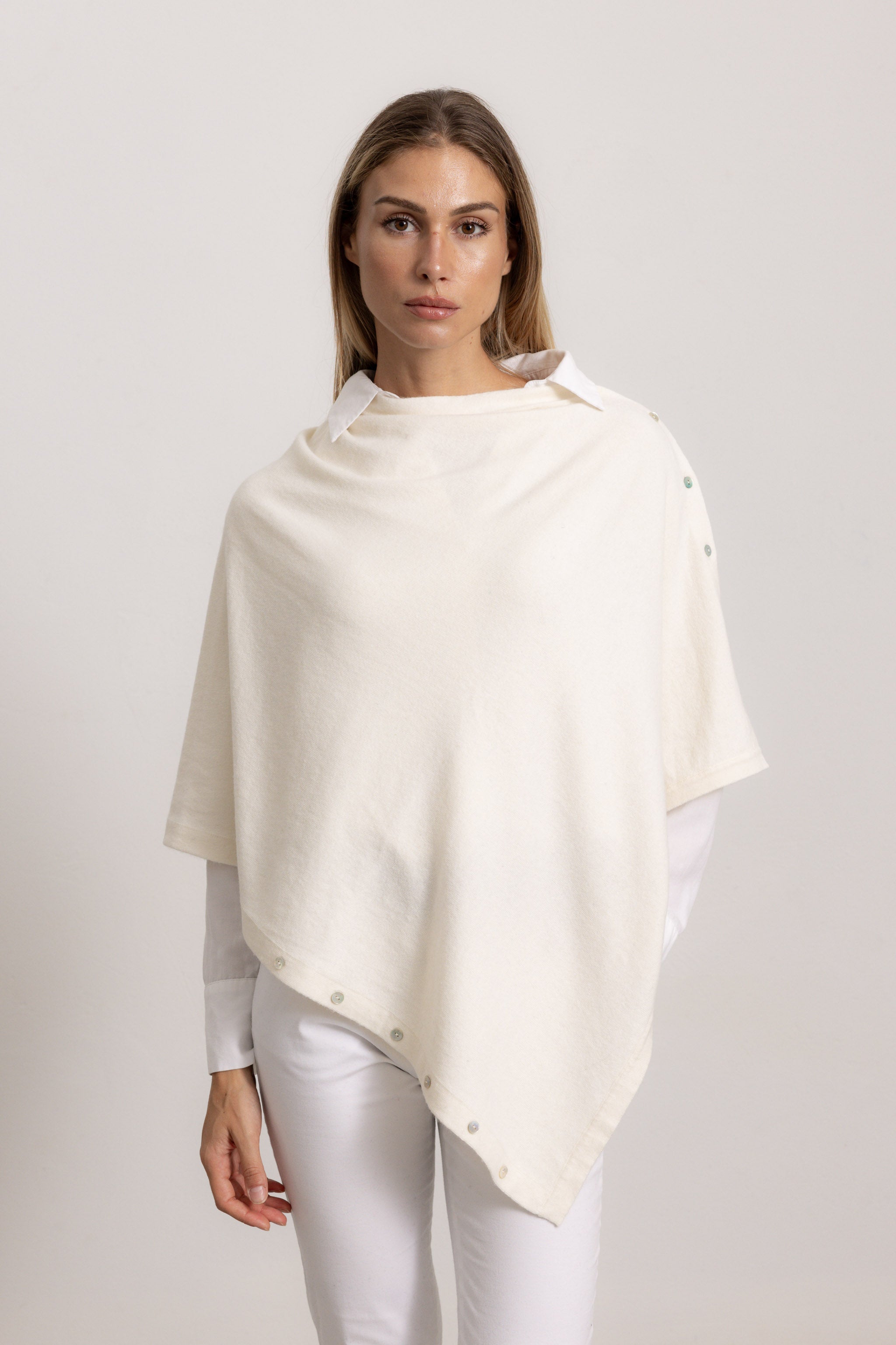LAVINIA - Poncho con bottoni, indossato avvolto (Avorio)
