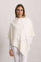 LAVINIA - Poncho con bottoni, indossato avvolto (Avorio)