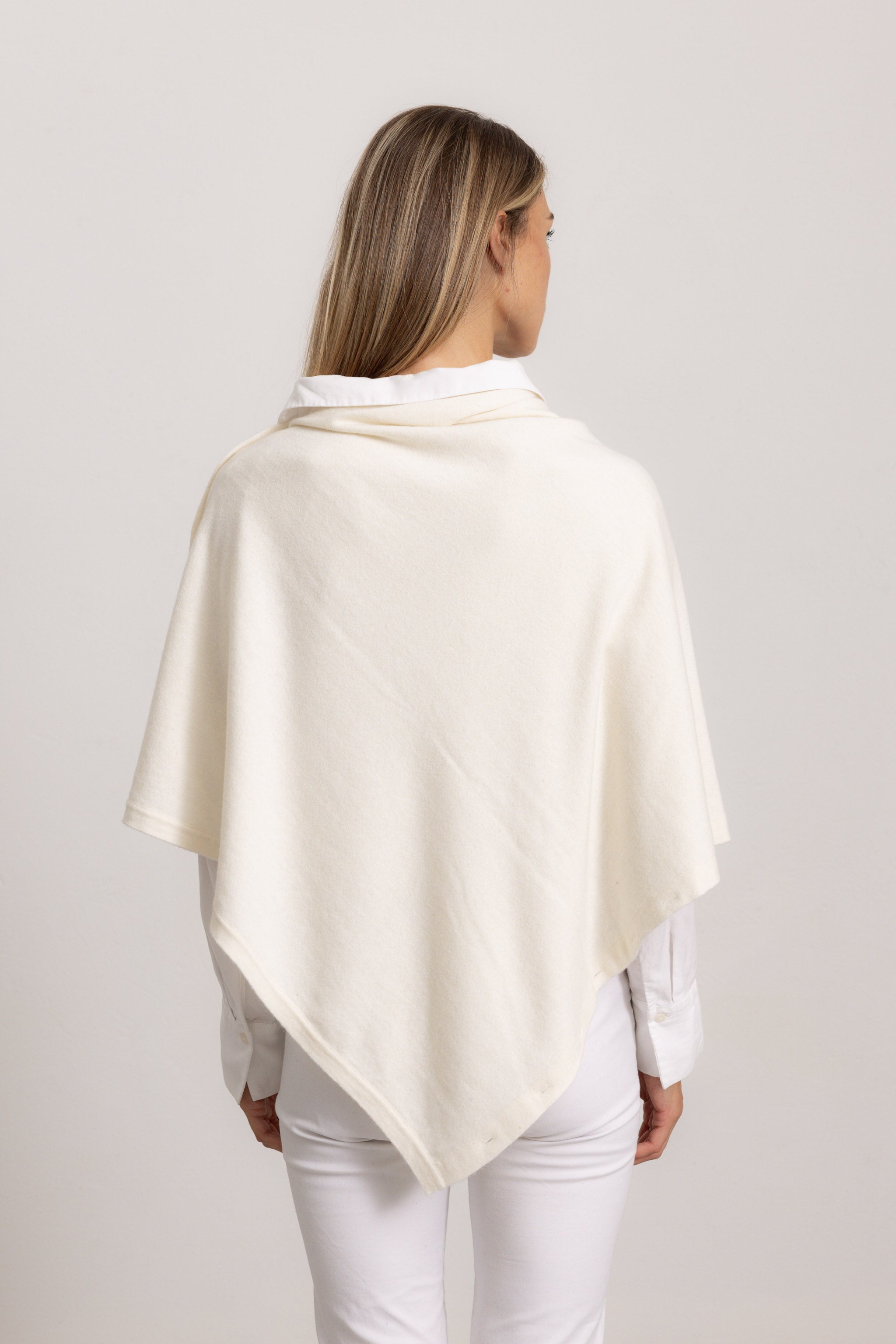 LAVINIA - Poncho con bottoni, indossato avvolto (Avorio)
