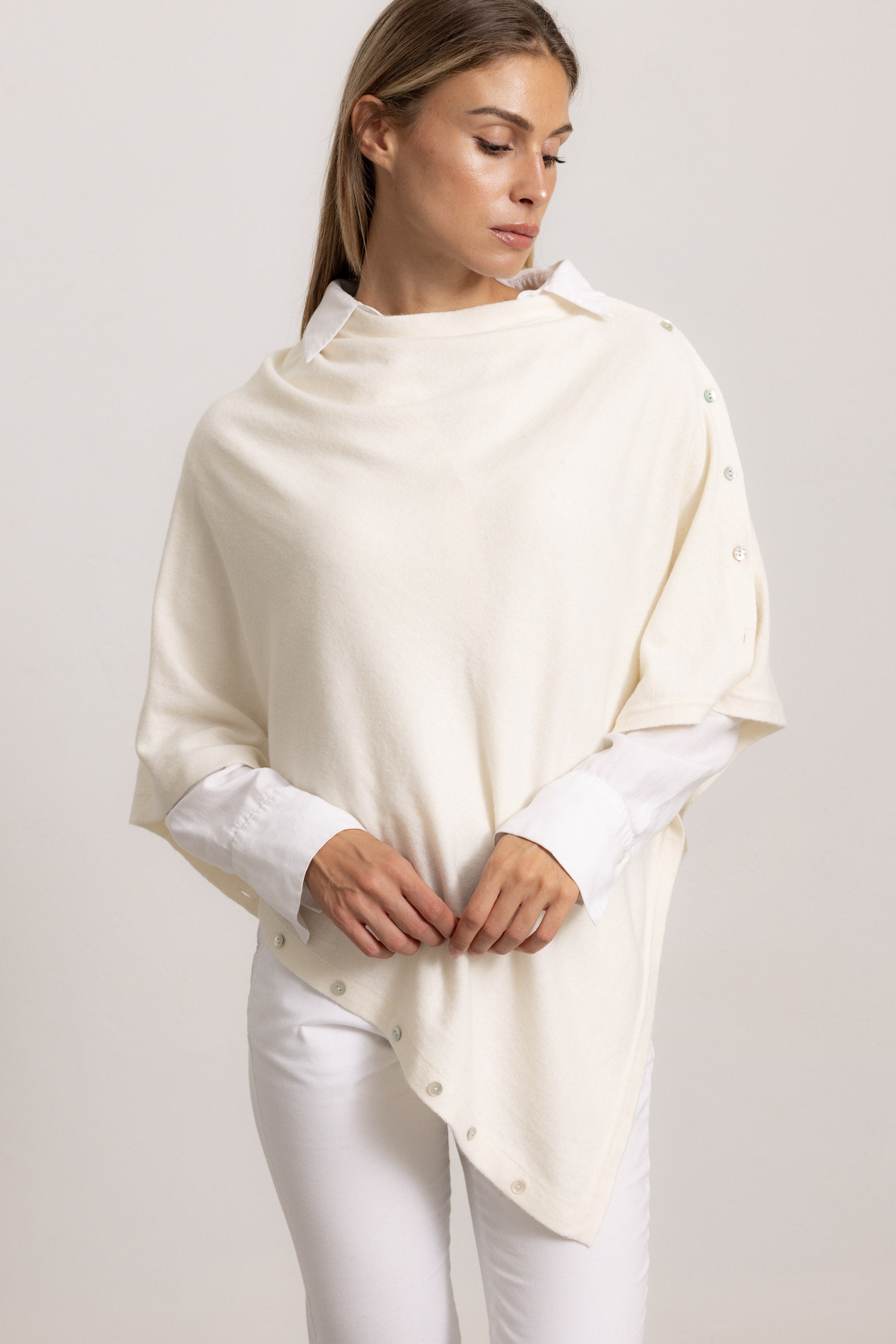 LAVINIA - Poncho con bottoni, indossato avvolto (Avorio)
