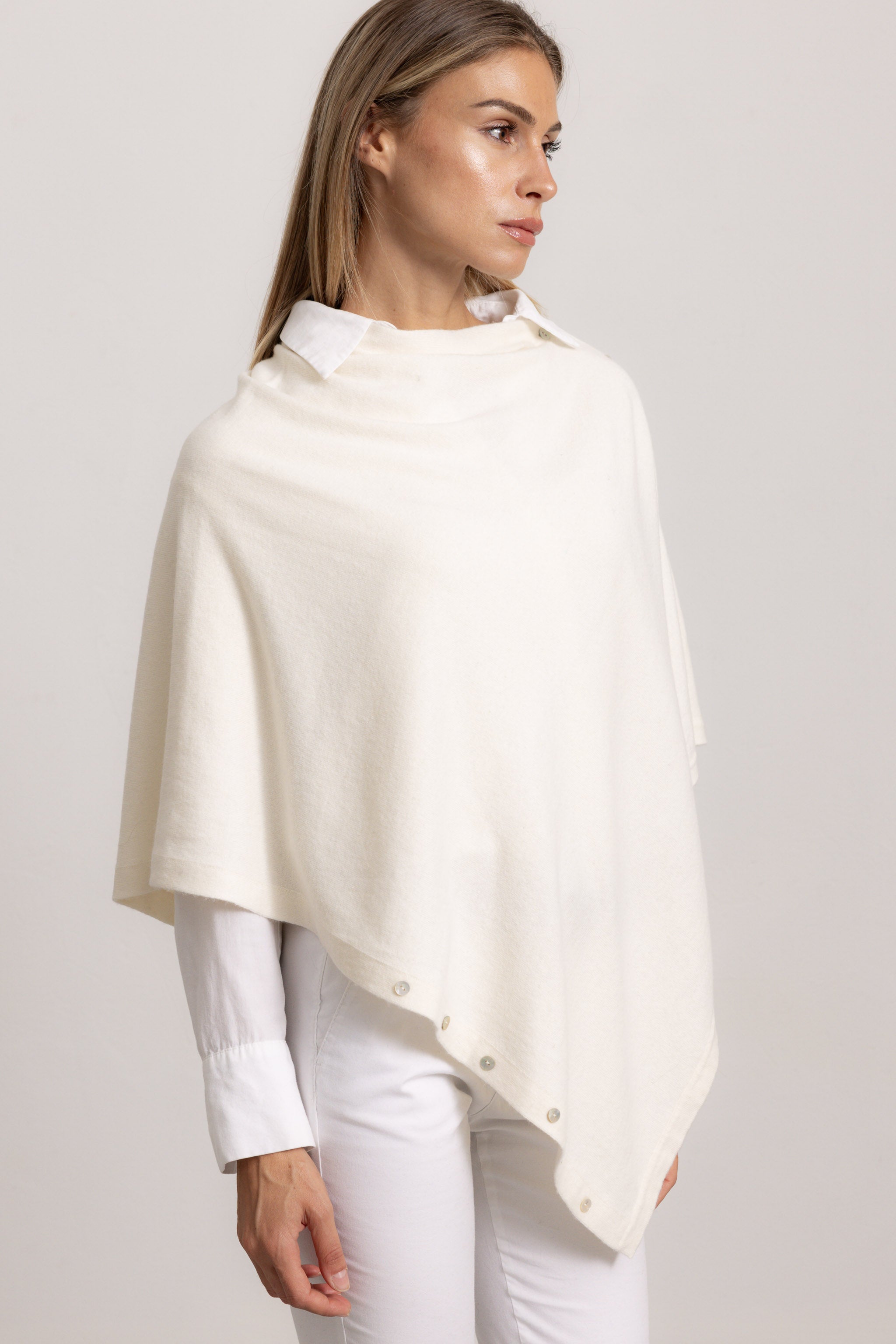 LAVINIA - Poncho con bottoni, indossato avvolto (Avorio)