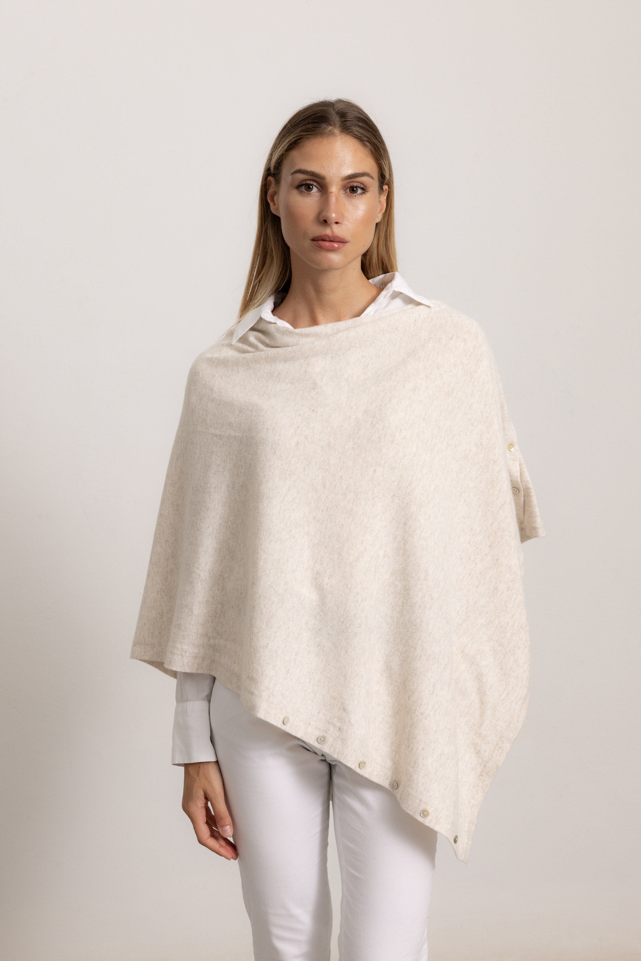 LAVINIA - Poncho con bottoni, indossato avvolto (Beige Chiaro)
