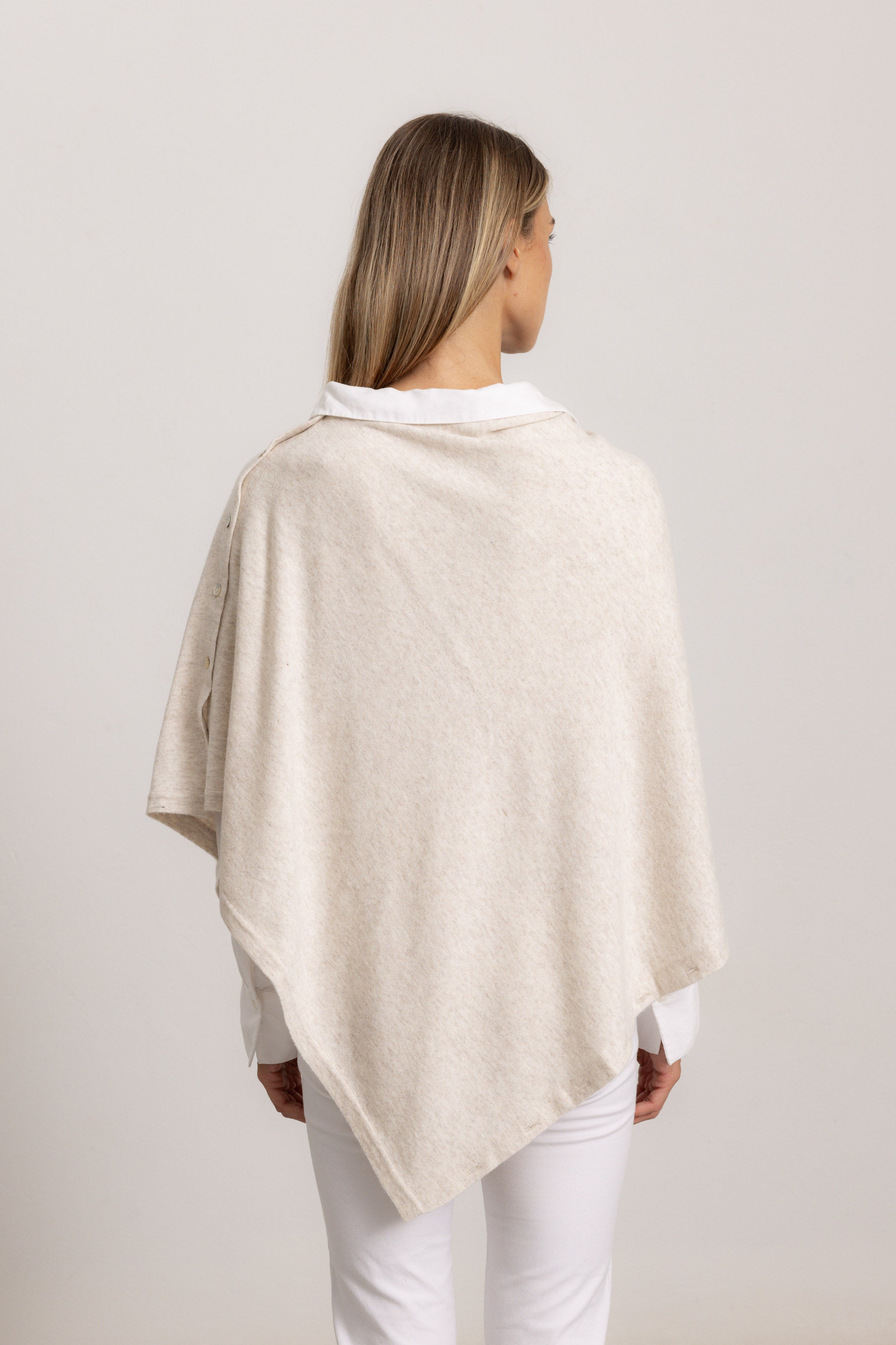 LAVINIA - Poncho con bottoni, indossato avvolto (Beige Chiaro)
