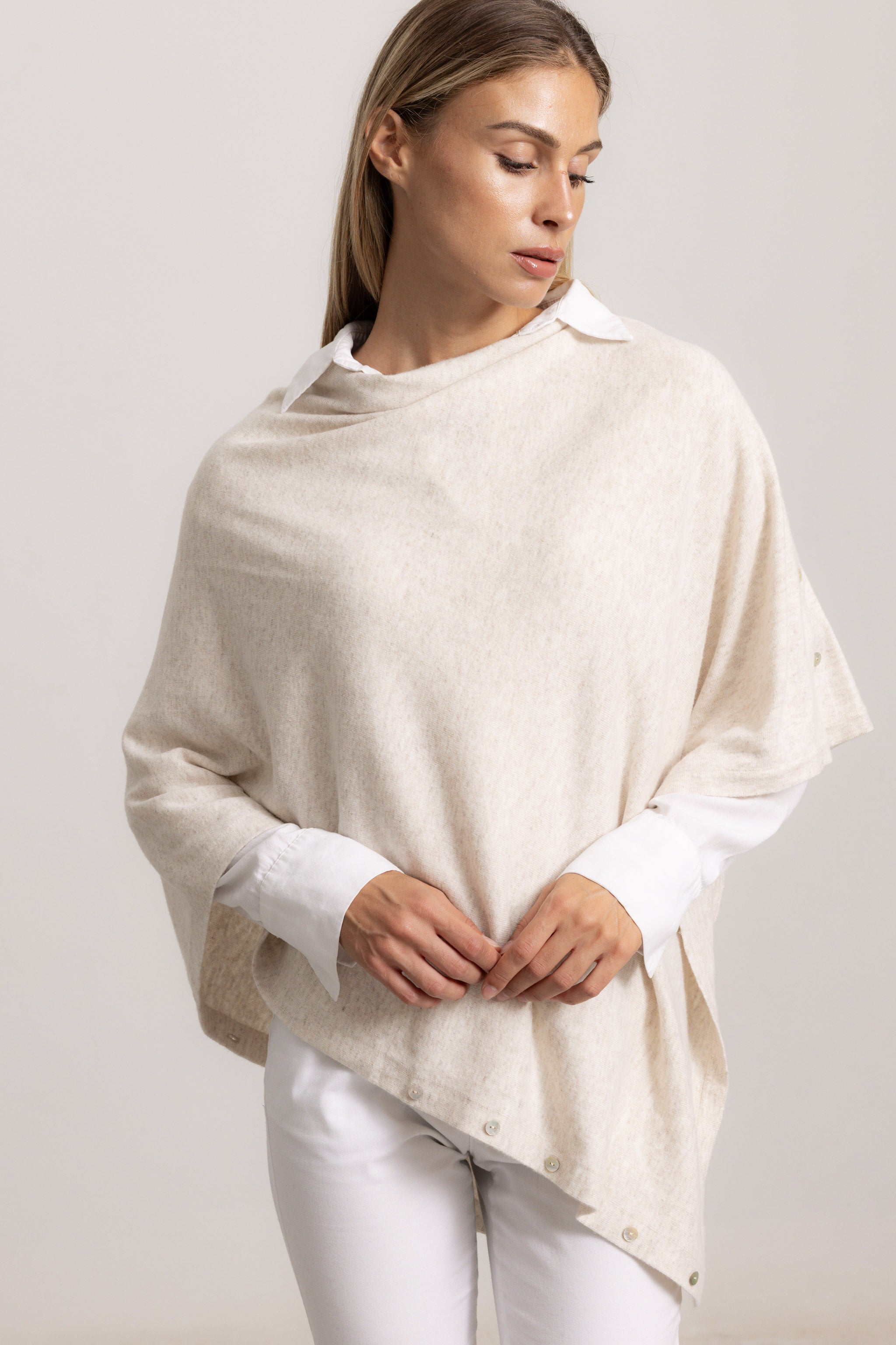 LAVINIA - Poncho con bottoni, indossato avvolto (Beige Chiaro)
