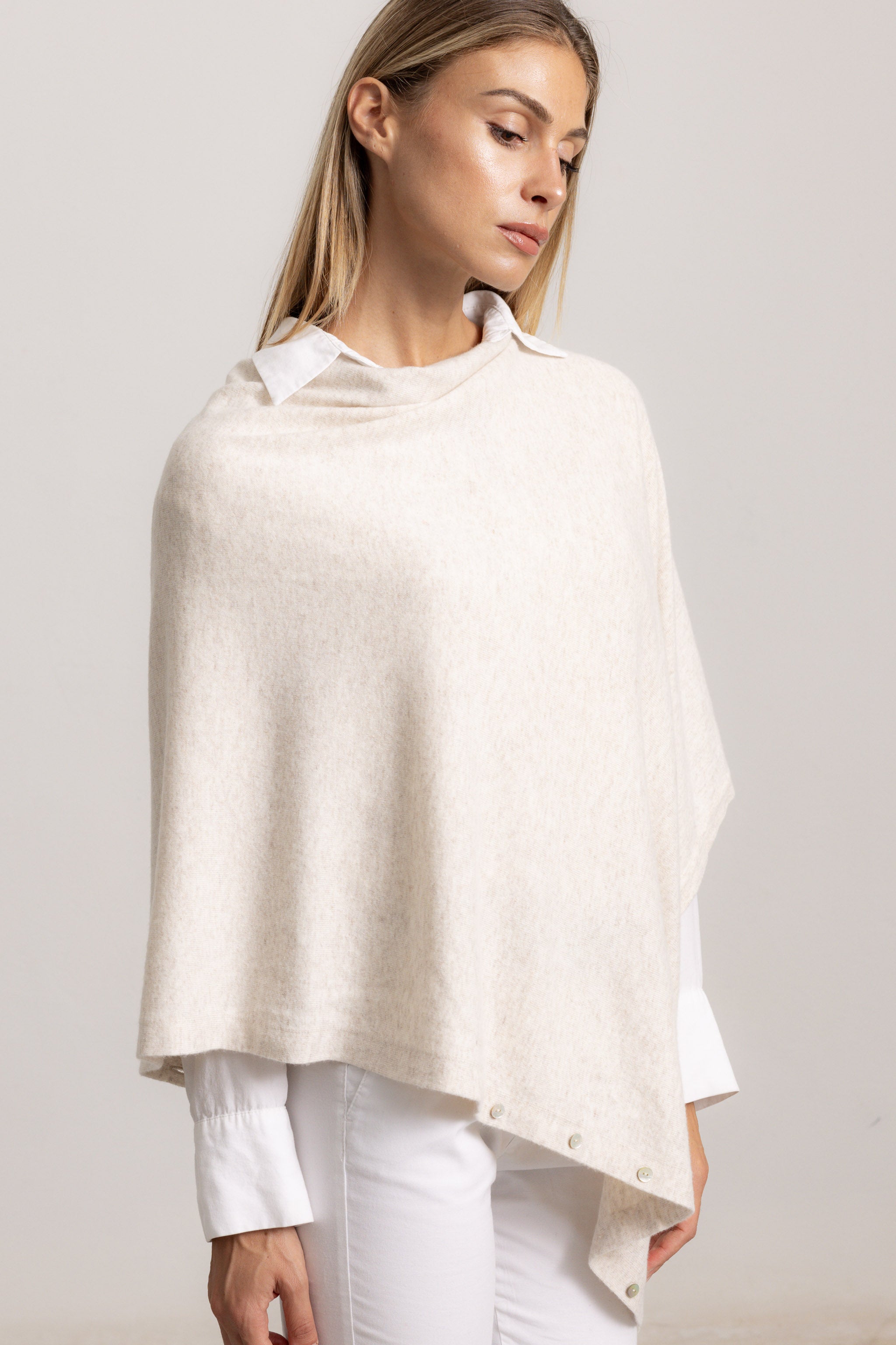 LAVINIA - Poncho con bottoni, indossato avvolto (Beige Chiaro)