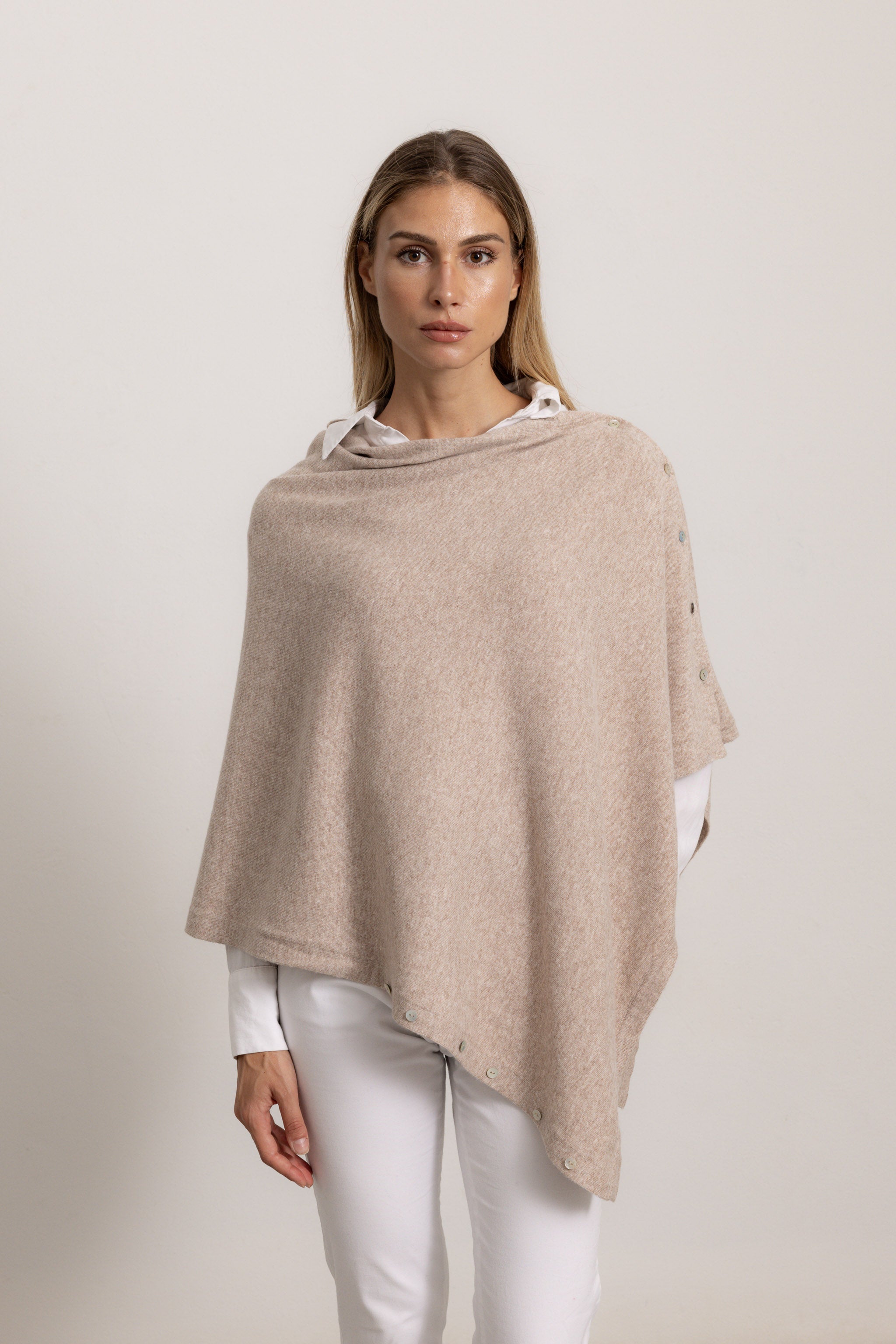 LAVINIA - Poncho con bottoni, indossato avvolto (Beige Medio)