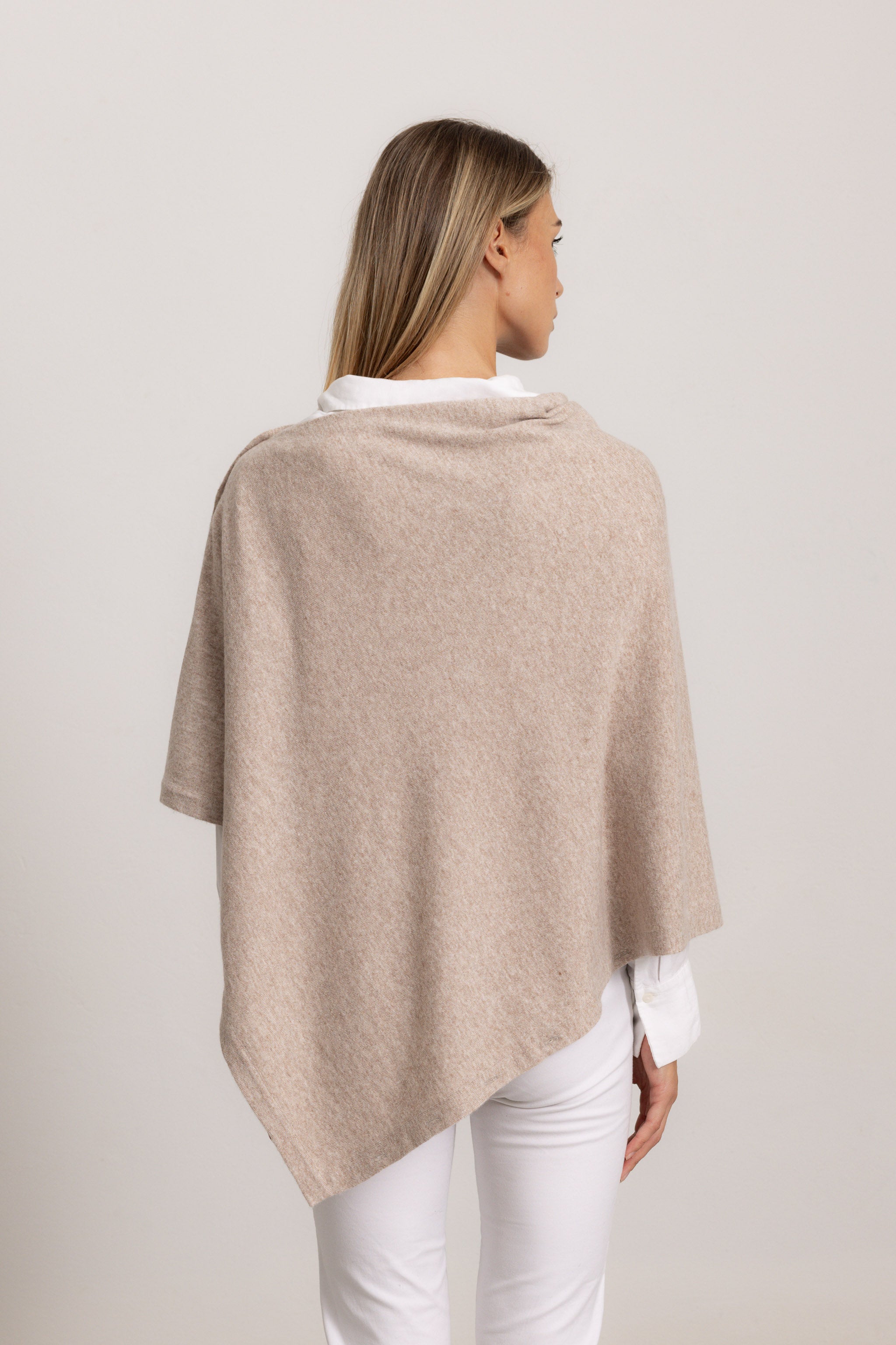 LAVINIA - Poncho con bottoni, indossato avvolto (Beige Medio)