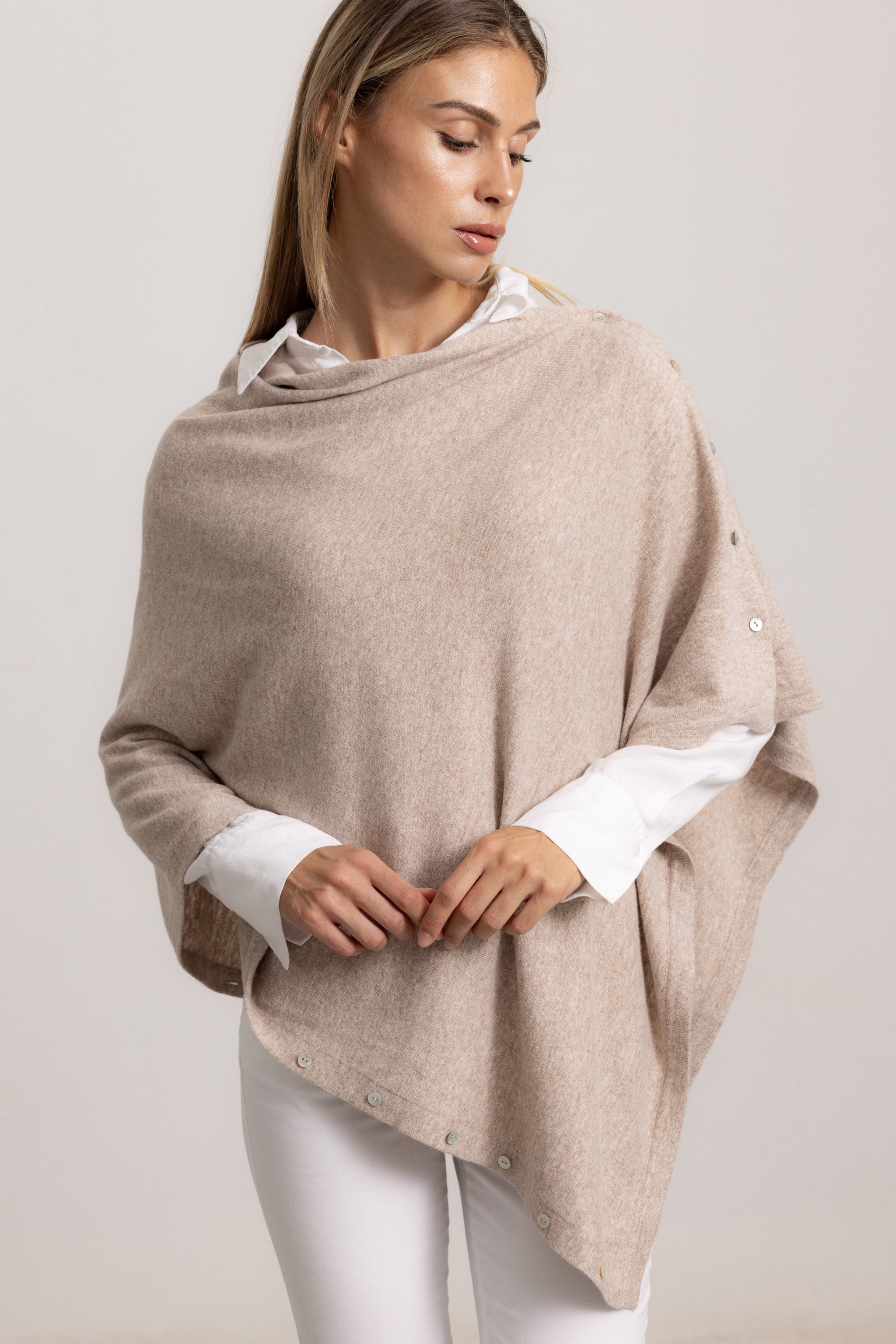 LAVINIA - Poncho con bottoni, indossato avvolto (Beige Medio)
