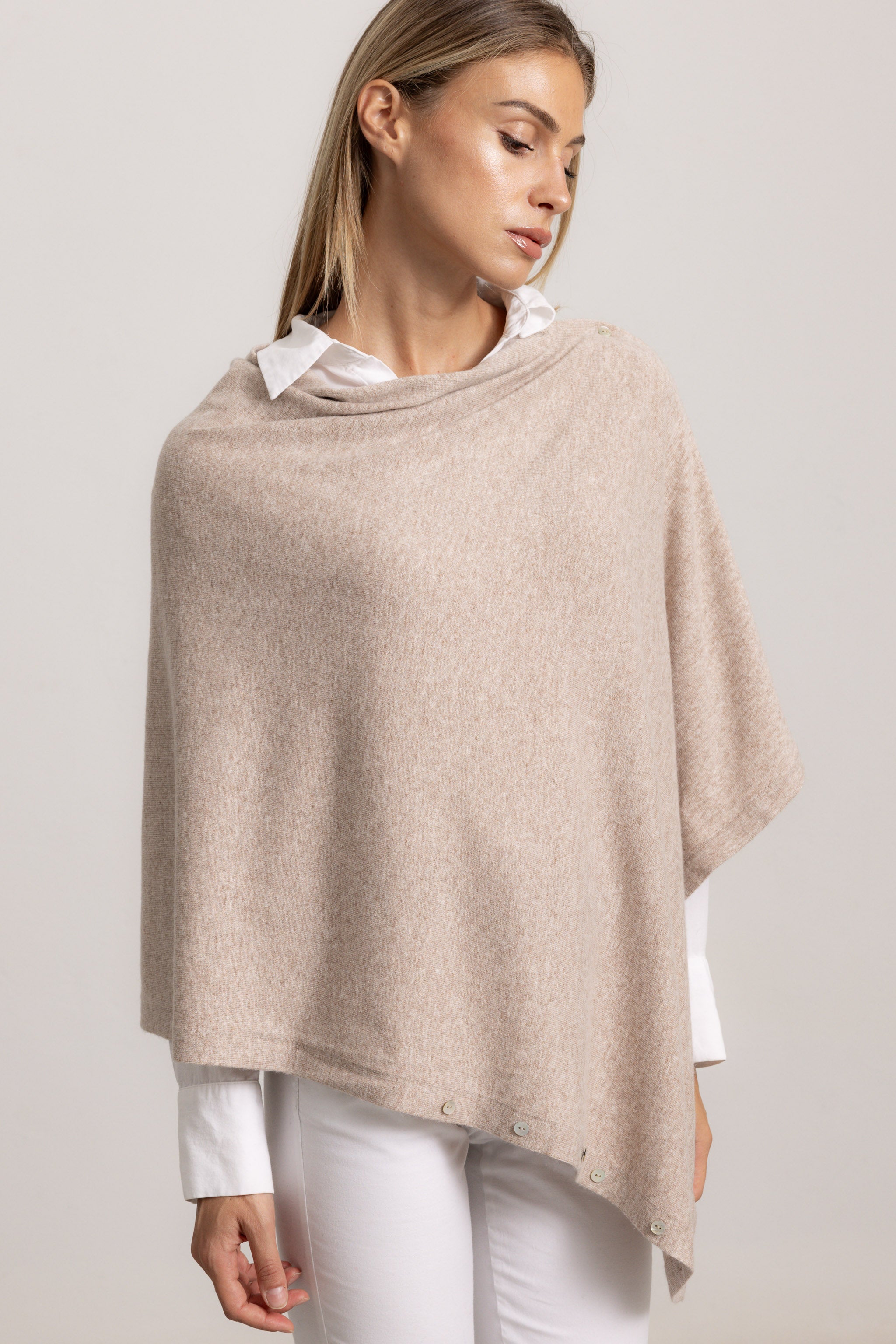 LAVINIA - Poncho con bottoni, indossato avvolto (Beige Medio)