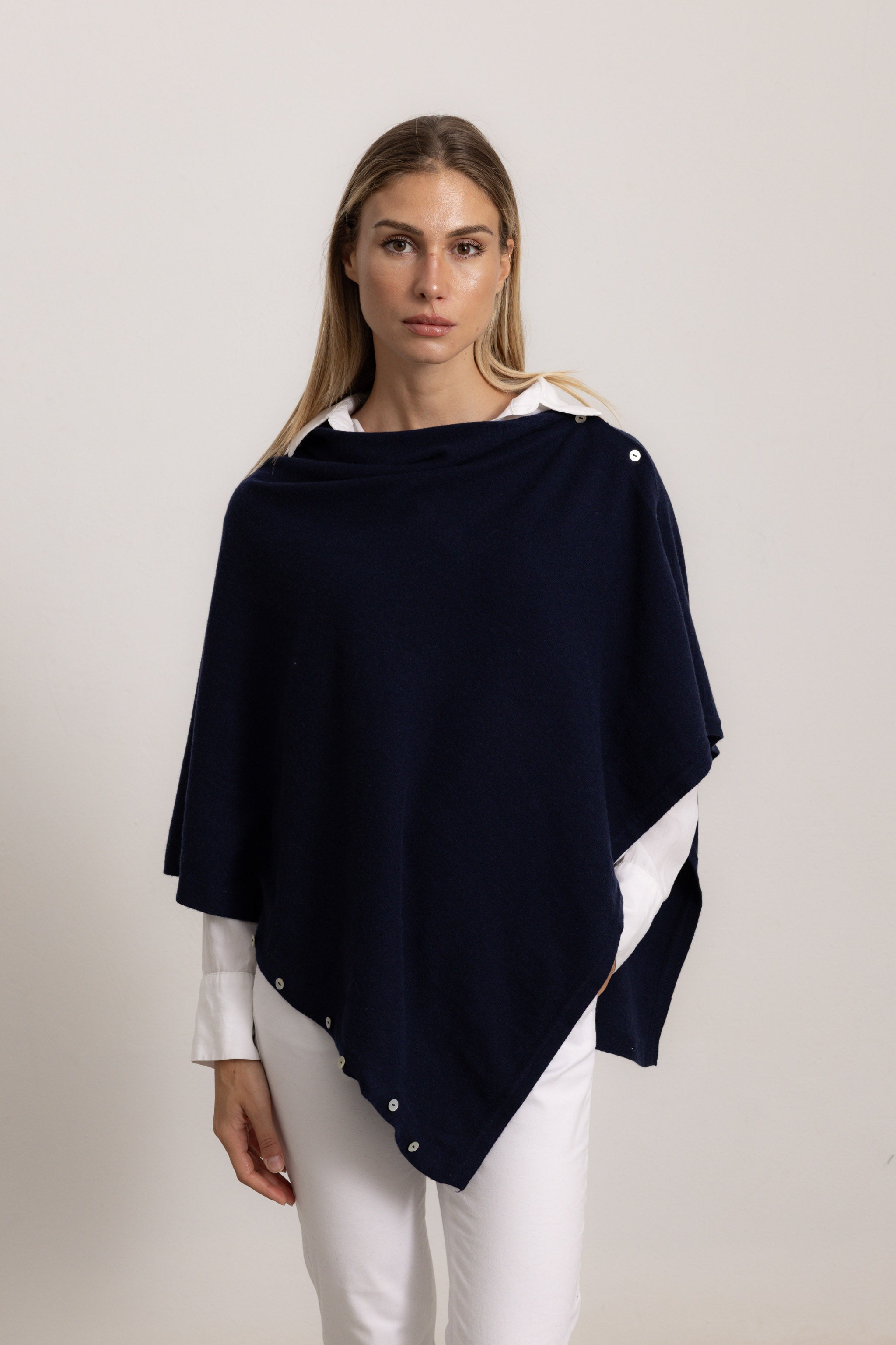 LAVINIA - Poncho con bottoni, indossato avvolto (Blu Navy)