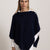 LAVINIA - Poncho con bottoni, indossato avvolto (Blu Navy)