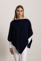 LAVINIA - Poncho con bottoni, indossato avvolto (Blu Navy)