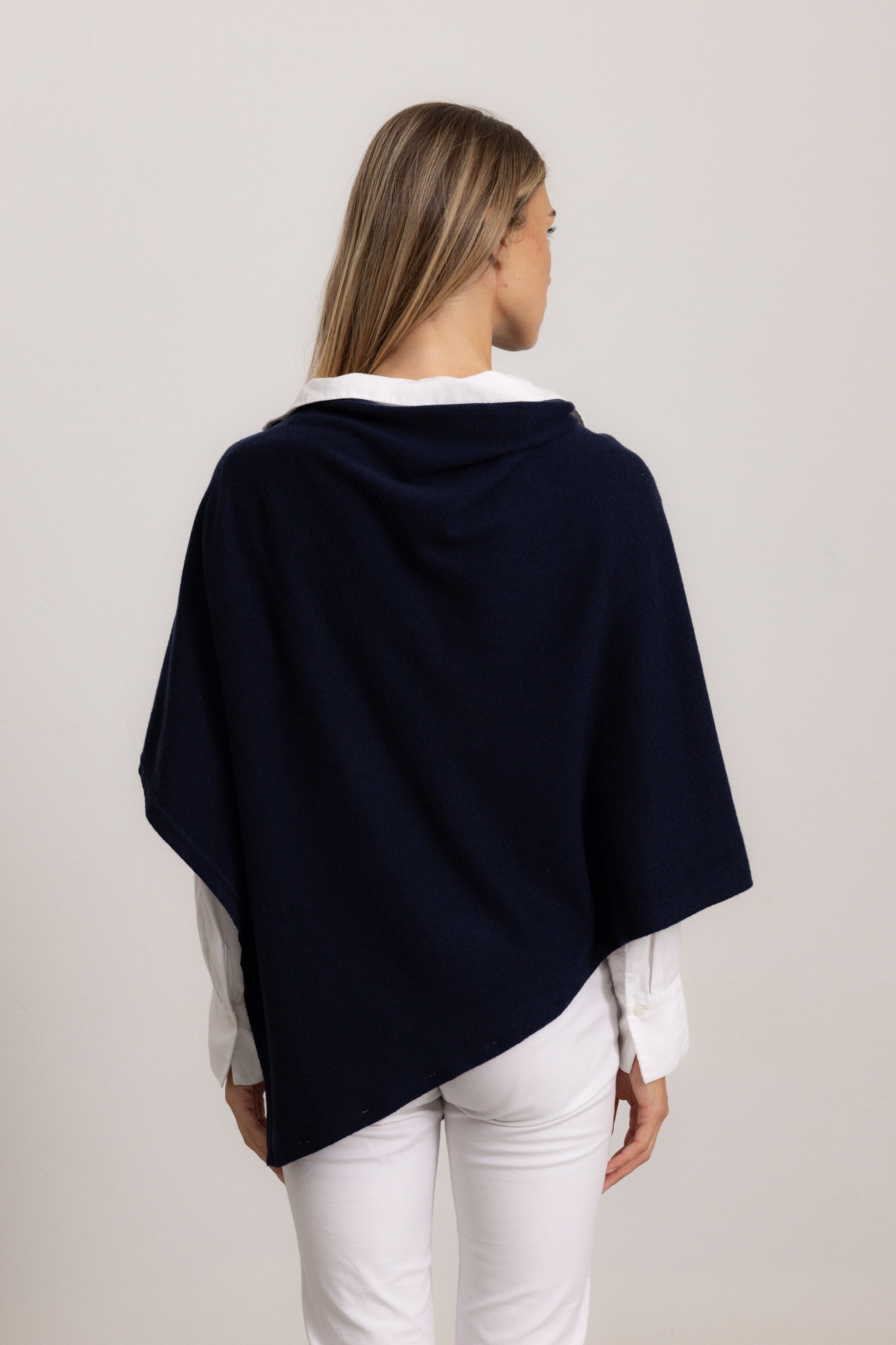 LAVINIA - Poncho con bottoni, indossato avvolto (Blu Navy)