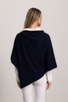 LAVINIA - Poncho con bottoni, indossato avvolto (Blu Navy)