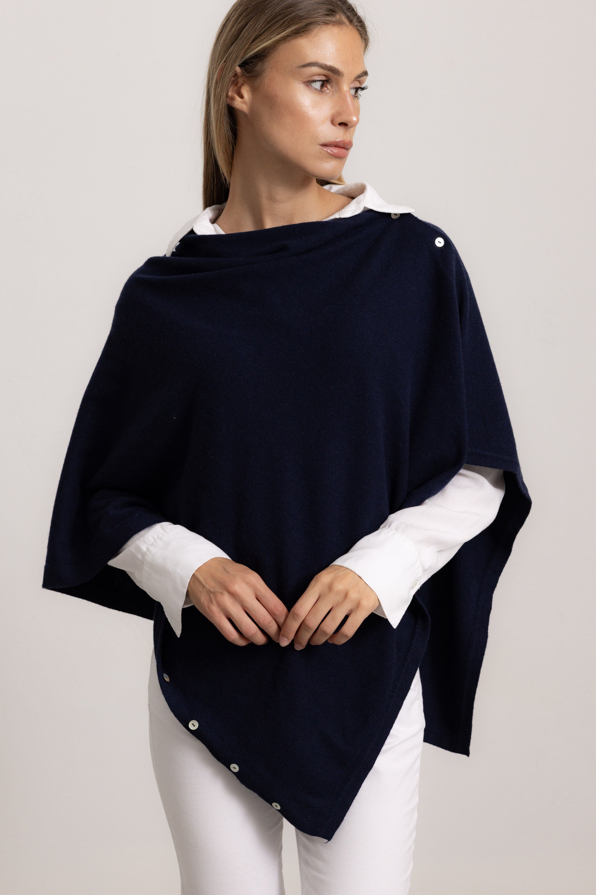 LAVINIA - Poncho con bottoni, indossato avvolto (Blu Navy)