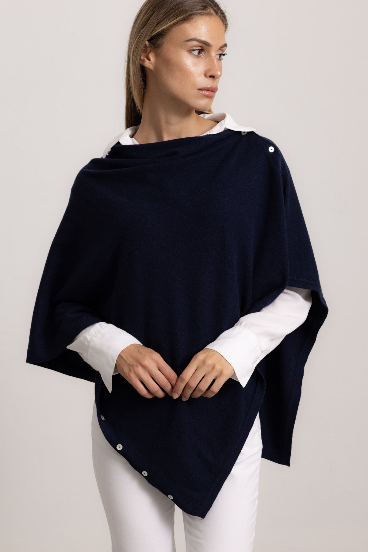 LAVINIA - Poncho con bottoni, indossato avvolto (Blu Navy)