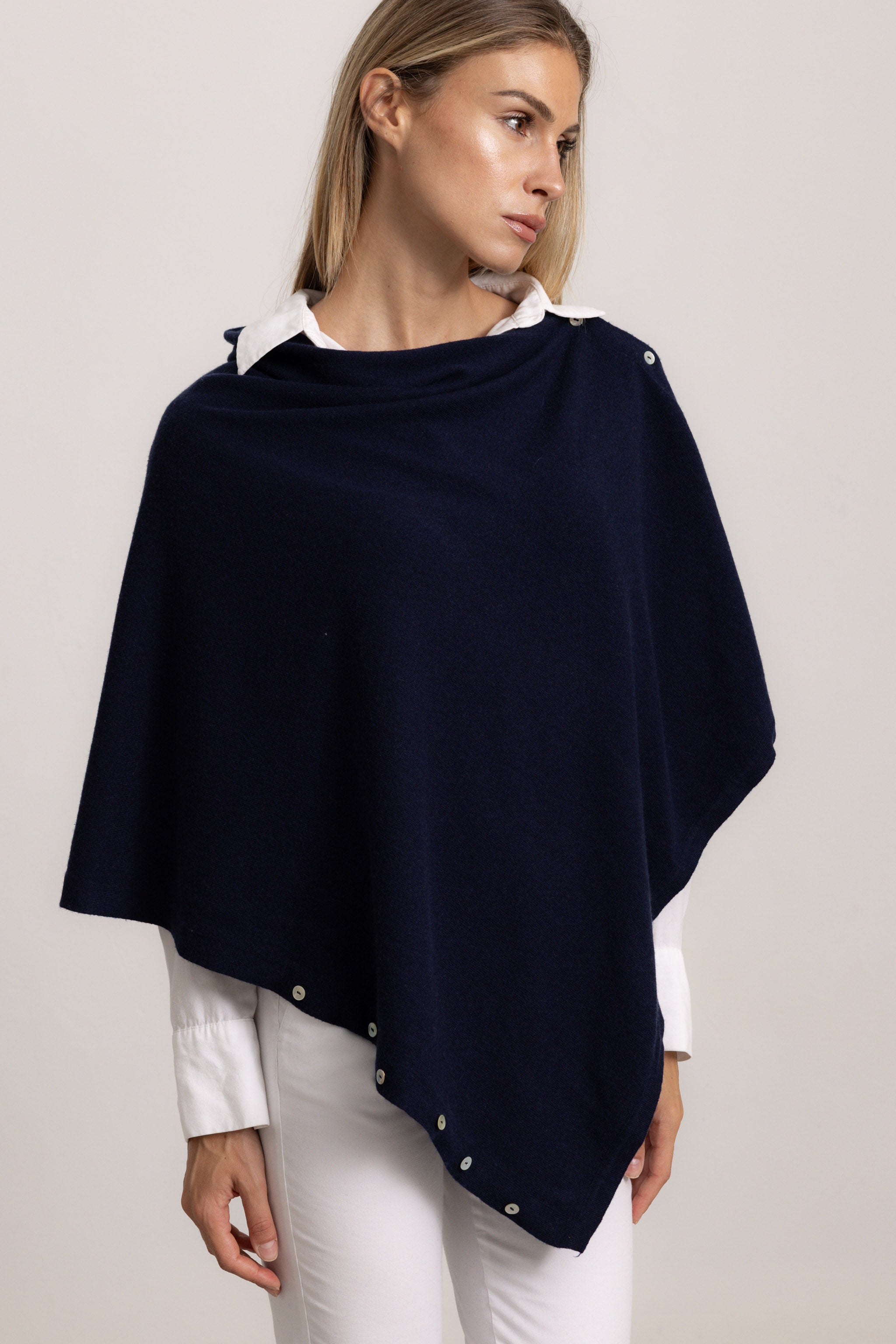 LAVINIA - Poncho con bottoni, indossato avvolto (Blu Navy)