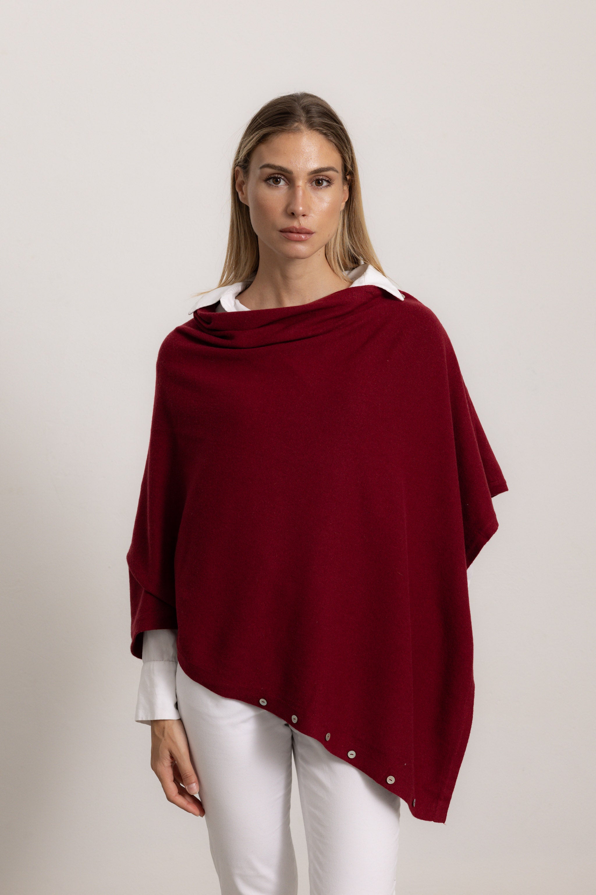 LAVINIA - Poncho con bottoni, indossato avvolto (Bordeaux)