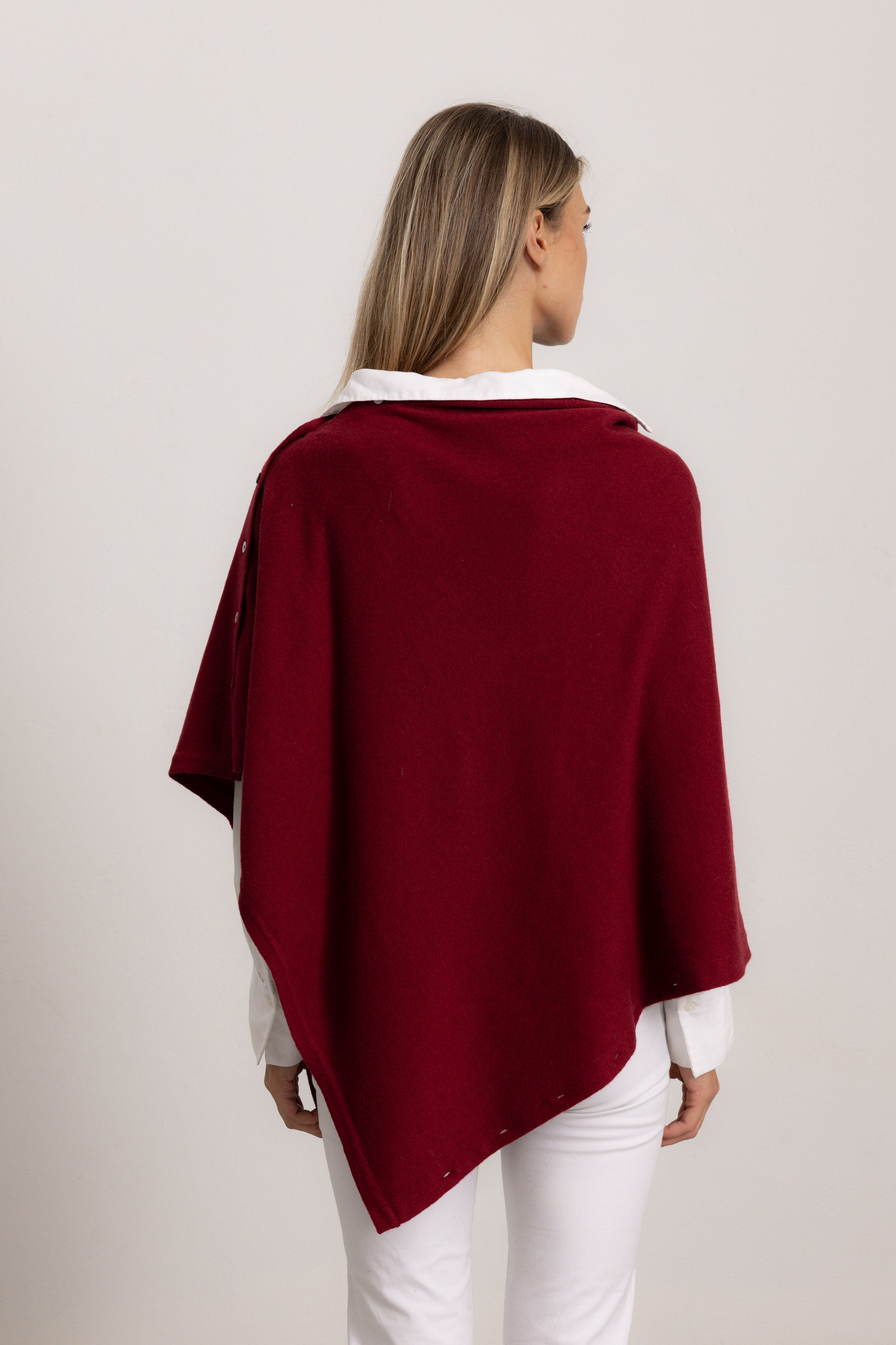 LAVINIA - Poncho con bottoni, indossato avvolto (Bordeaux)