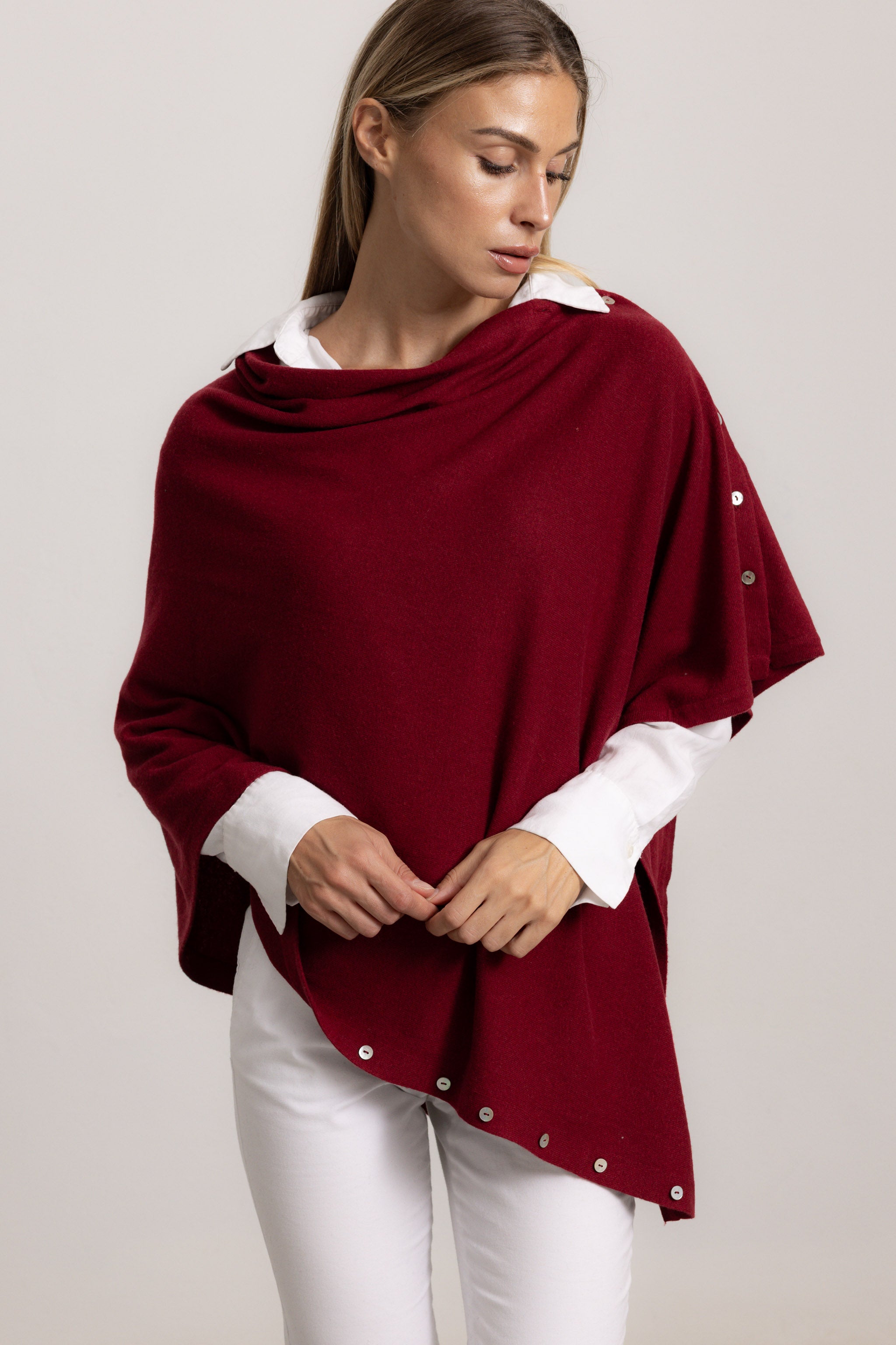 LAVINIA - Poncho con bottoni, indossato avvolto (Bordeaux)