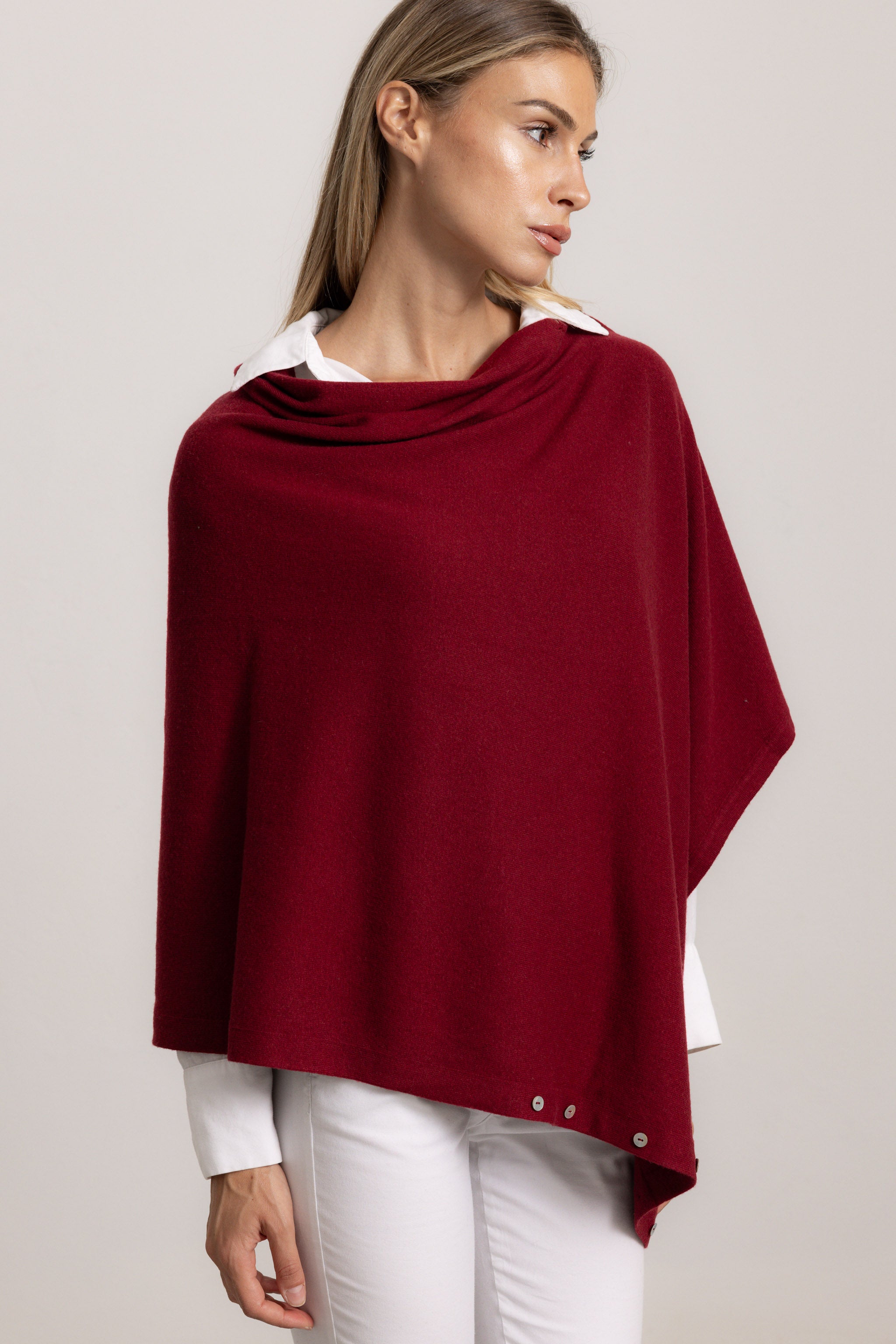 LAVINIA - Poncho con bottoni, indossato avvolto (Bordeaux)