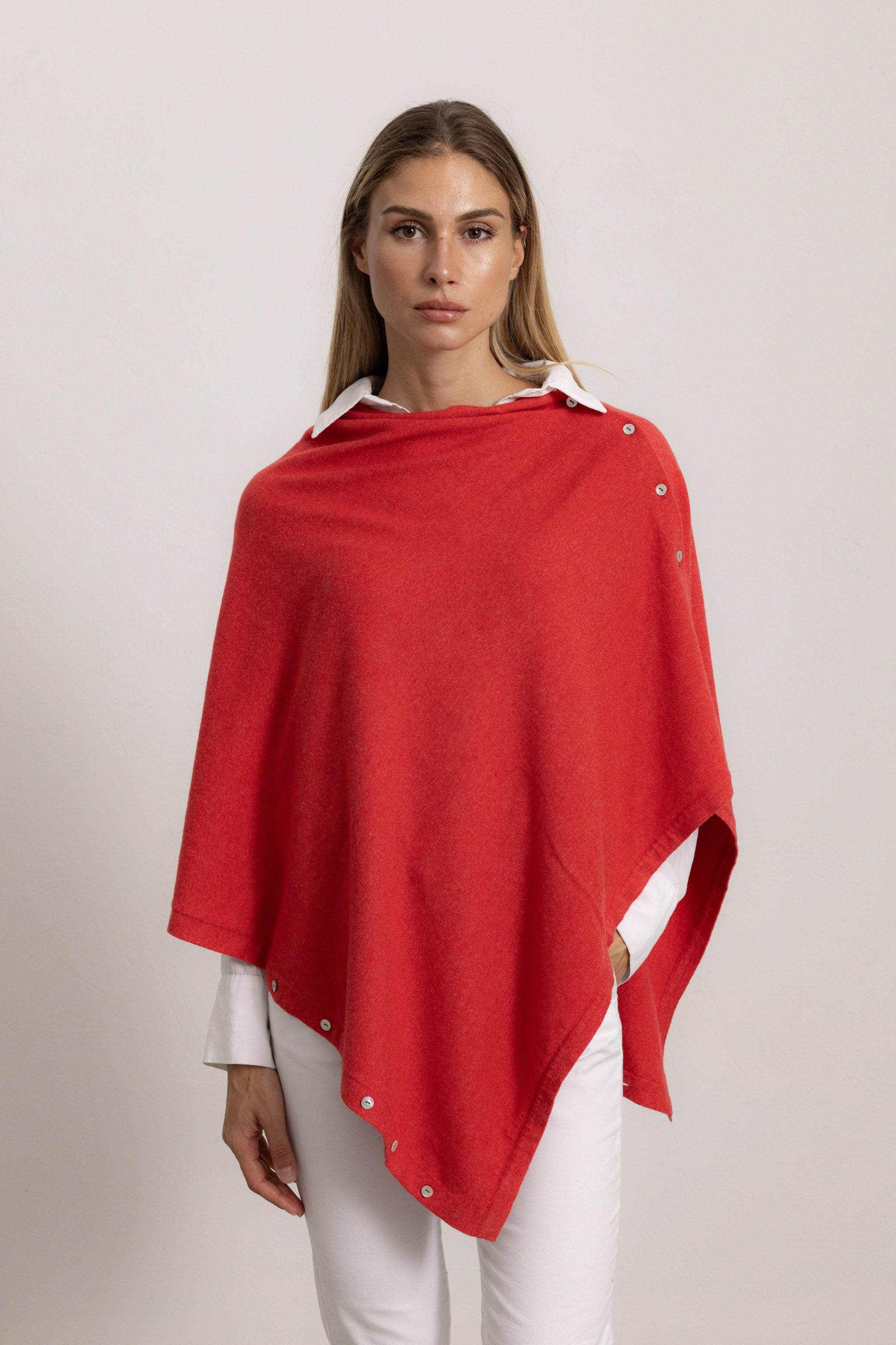 LAVINIA - Poncho con bottoni, indossato avvolto (Corallo)