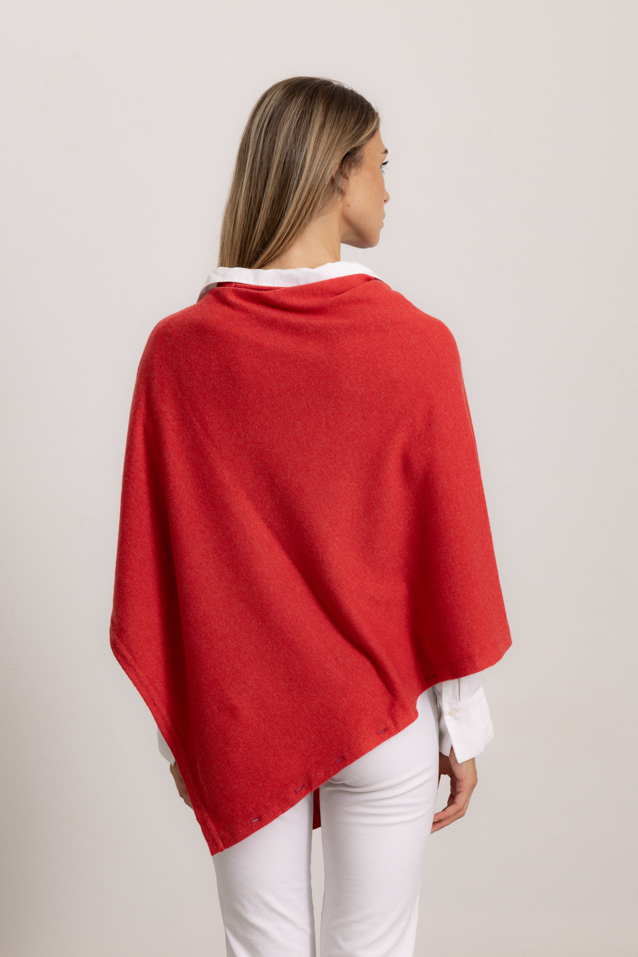 LAVINIA - Poncho con bottoni, indossato avvolto (Corallo)