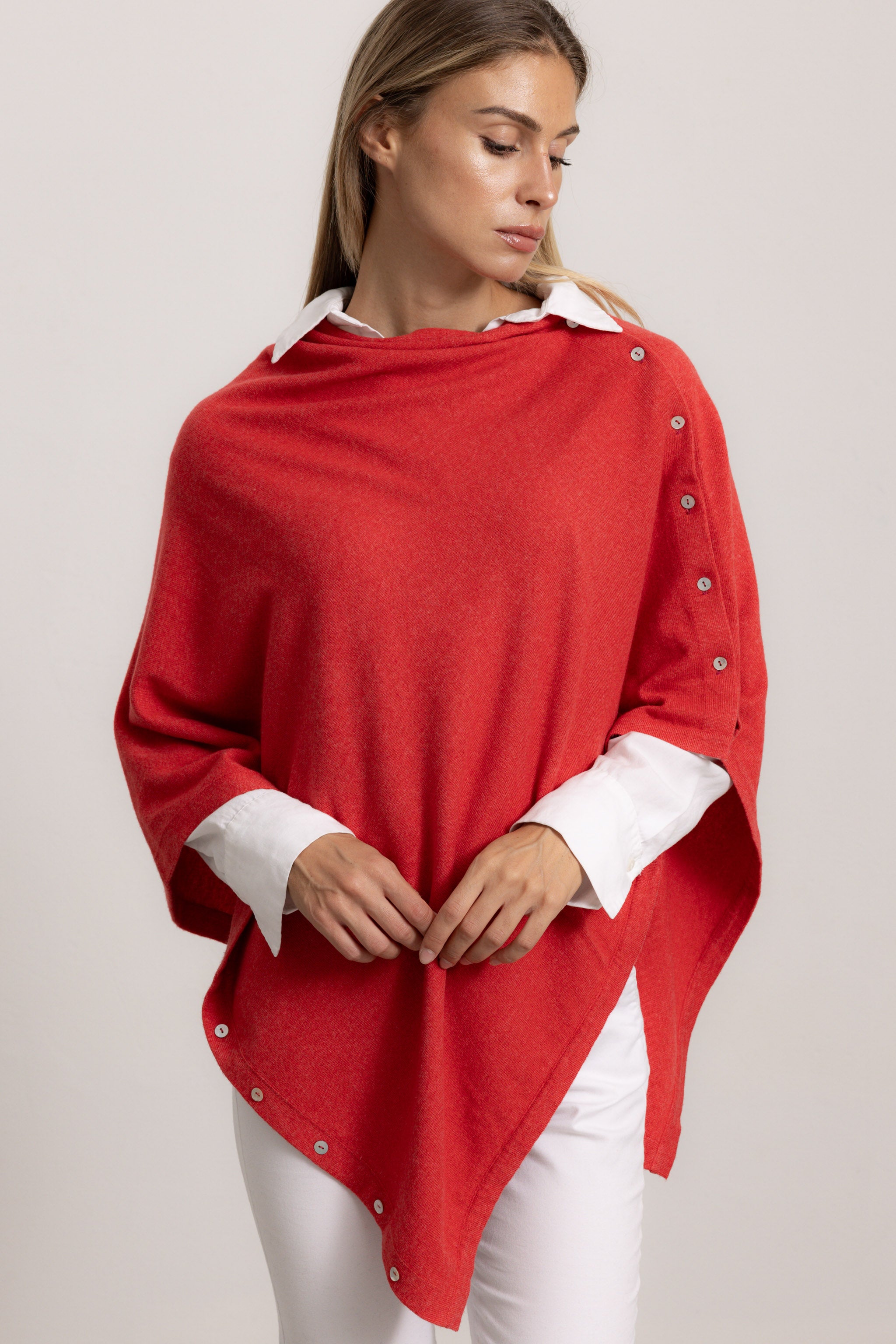 LAVINIA - Poncho con bottoni, indossato avvolto (Corallo)