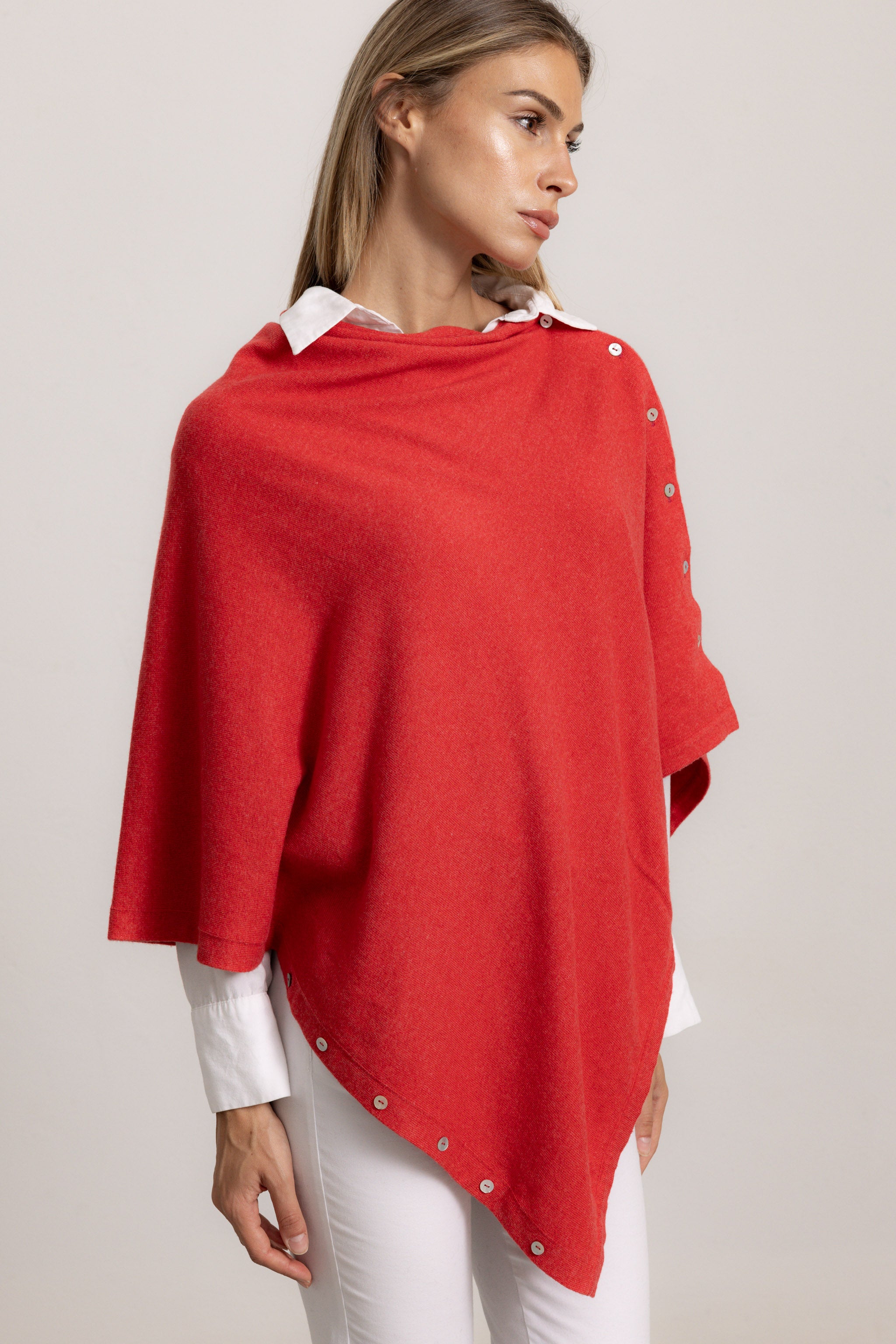 LAVINIA - Poncho con bottoni, indossato avvolto (Corallo)