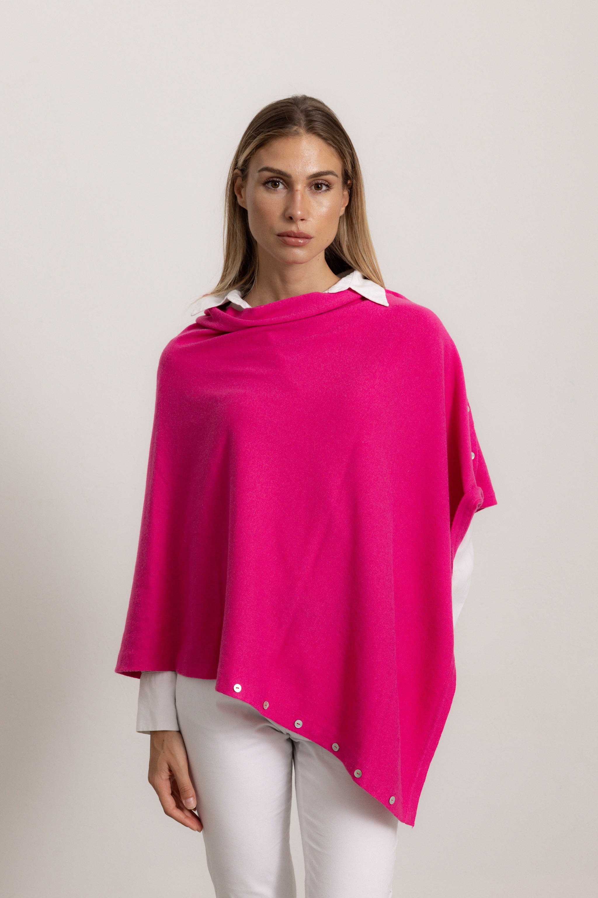 LAVINIA - Poncho con bottoni, indossato avvolto (Fucsia)