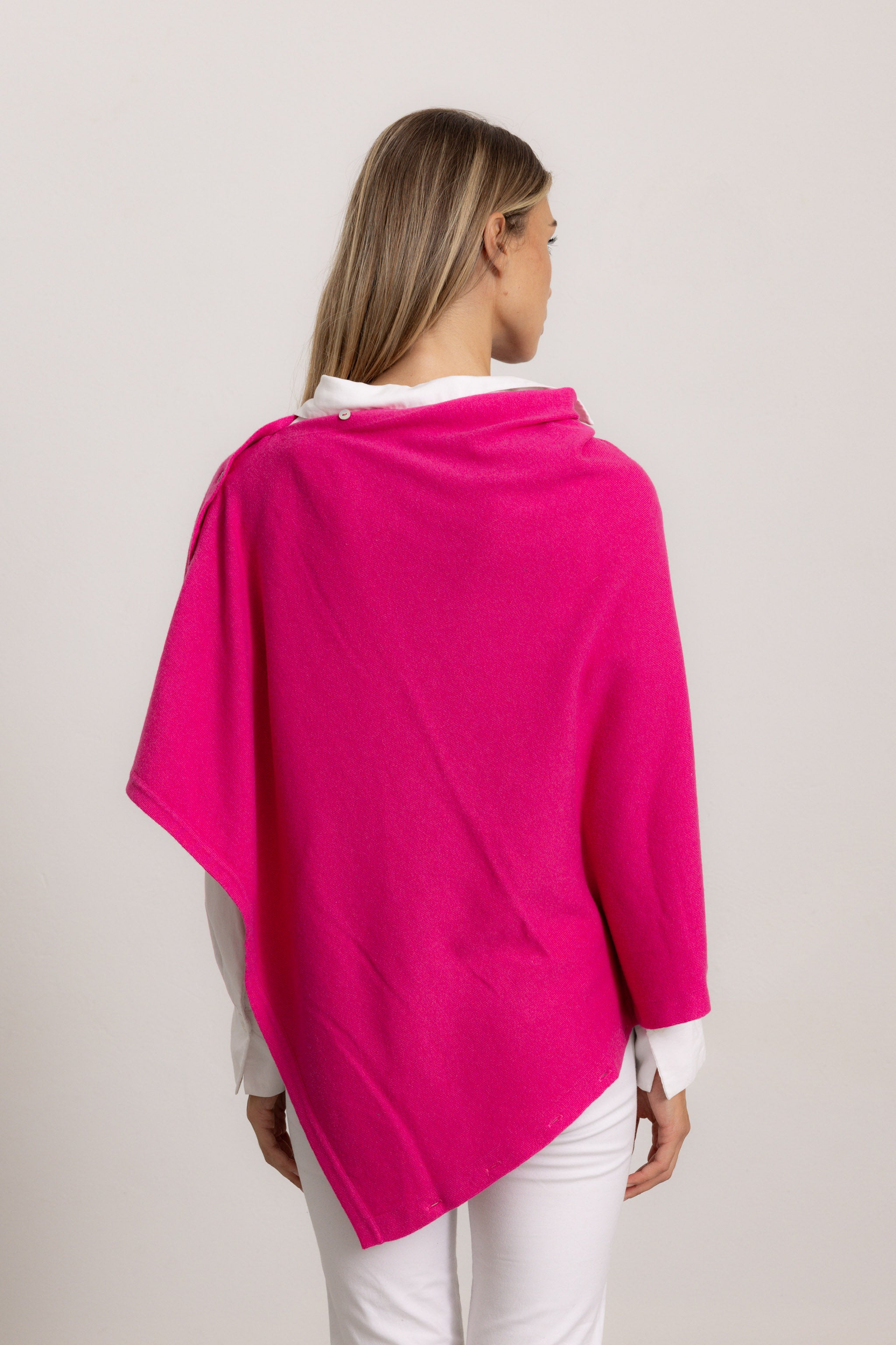 LAVINIA - Poncho con bottoni, indossato avvolto (Fucsia)