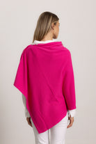 LAVINIA - Poncho con bottoni, indossato avvolto (Fucsia)