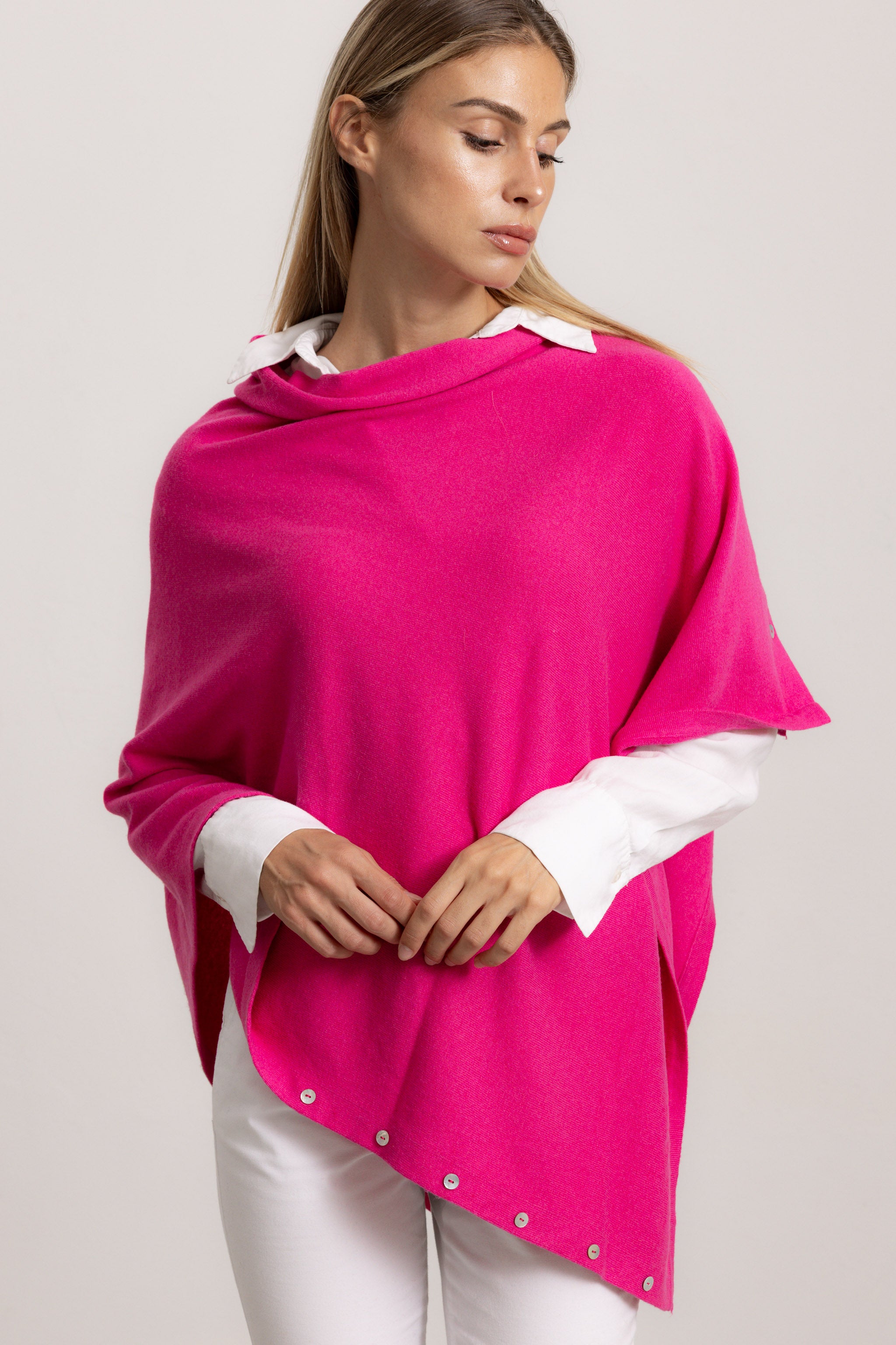 LAVINIA - Poncho con bottoni, indossato avvolto (Fucsia)