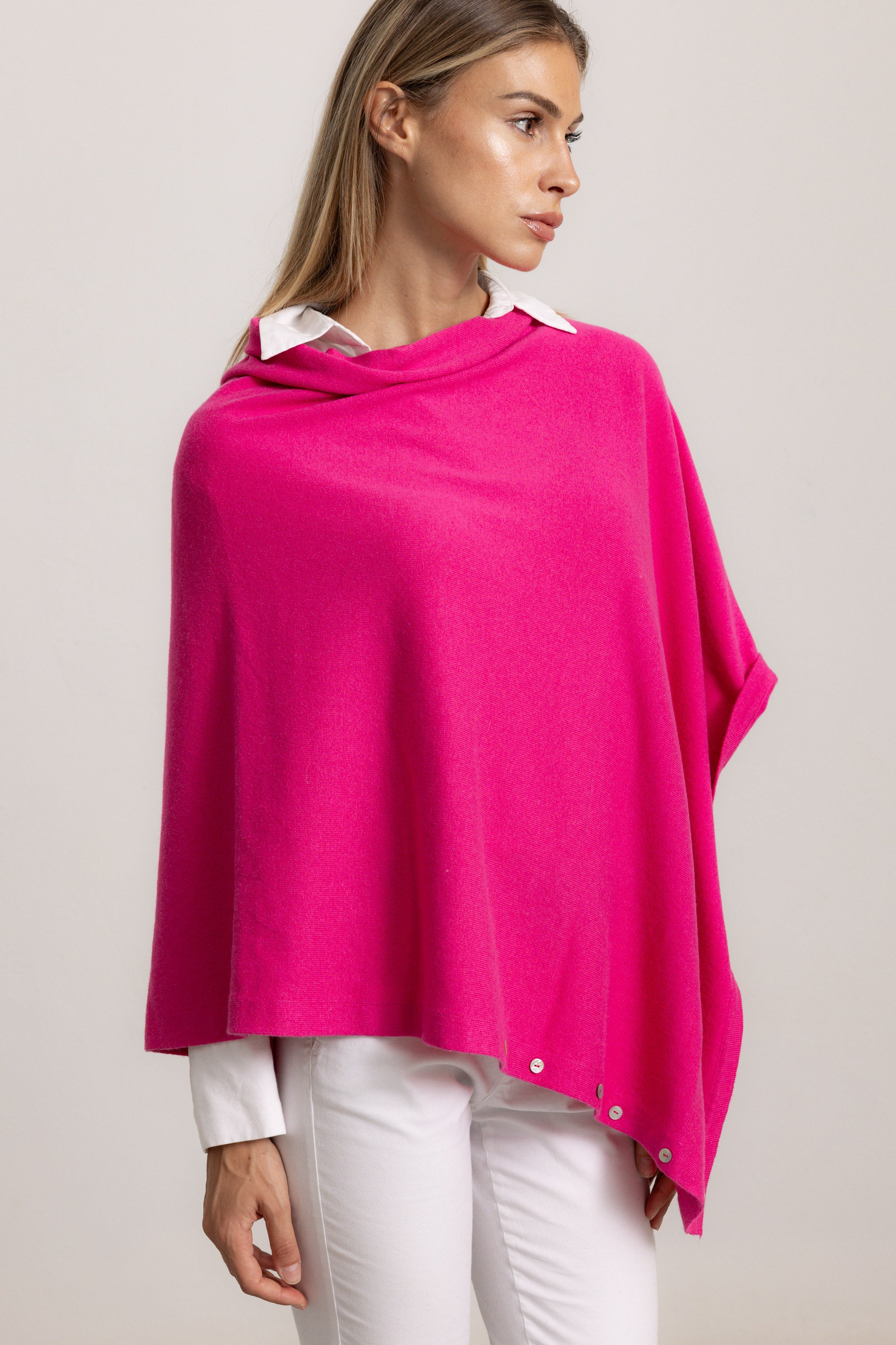LAVINIA - Poncho con bottoni, indossato avvolto (Fucsia)